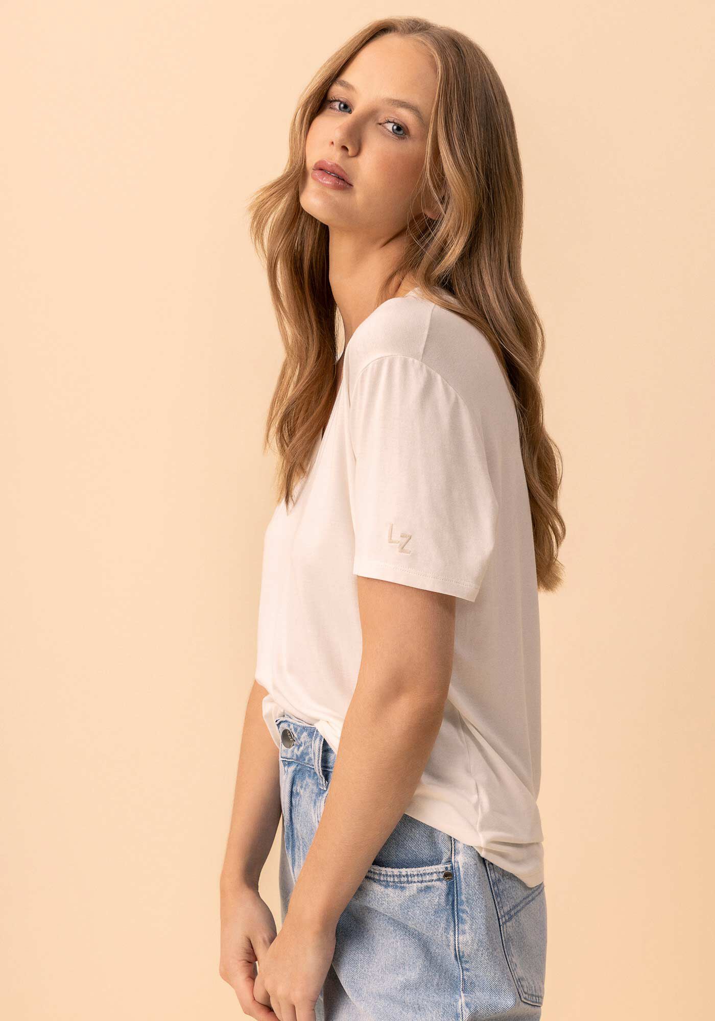 Blusa B&aacute;sica Com Decote Em V Em Malha Leve, BRANCO OFF WHITE, large.