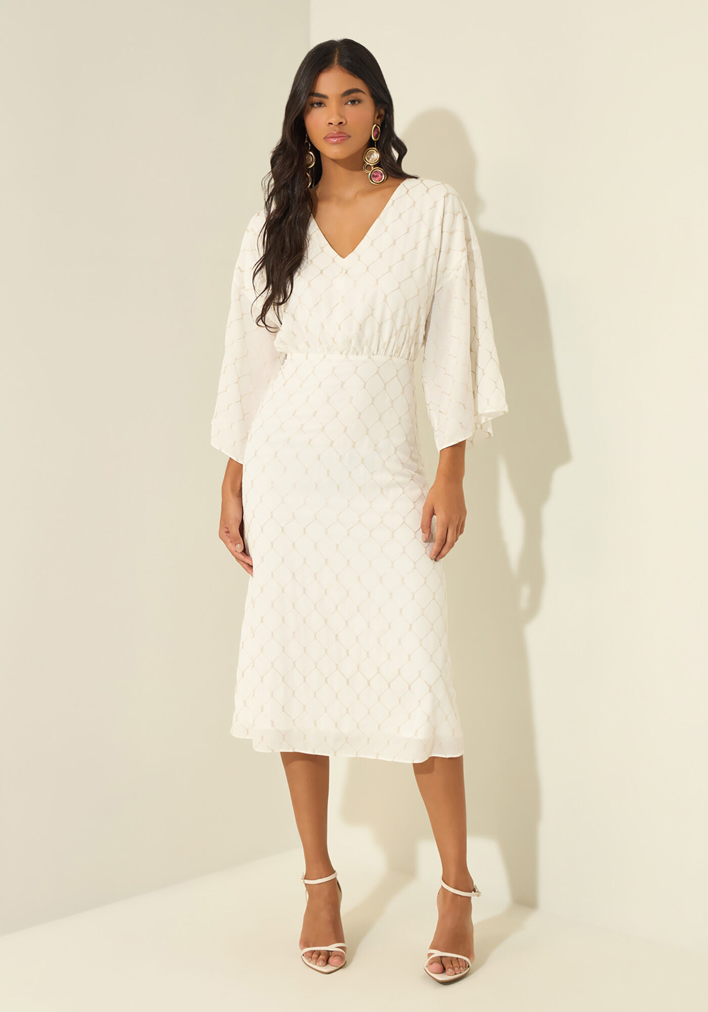 Vestido Midi Ch&aacute; De Mangas Curtas Em Tecido Bordado, BRANCO OFF WHITE, large.