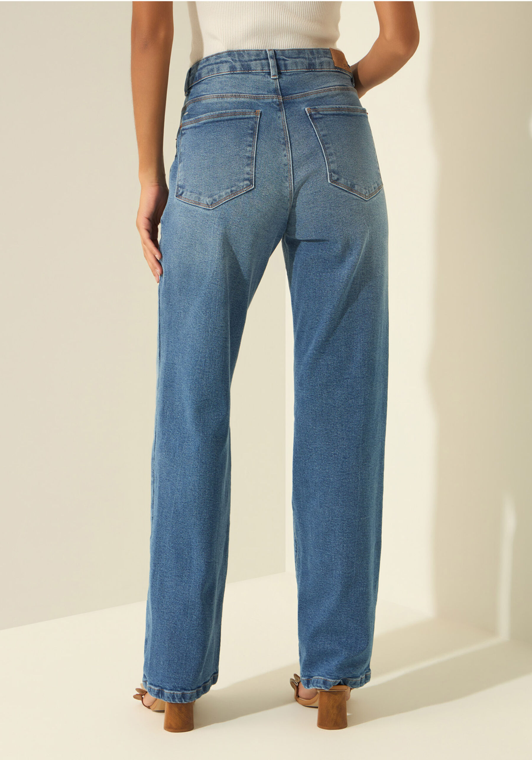 Calça Reta Jeans Com Cintura Alta E Bolsos, JEANS MEDIO. Calça Reta Jeans Com Cintura Alta E Bolsos, JEANS MEDIO, large.
