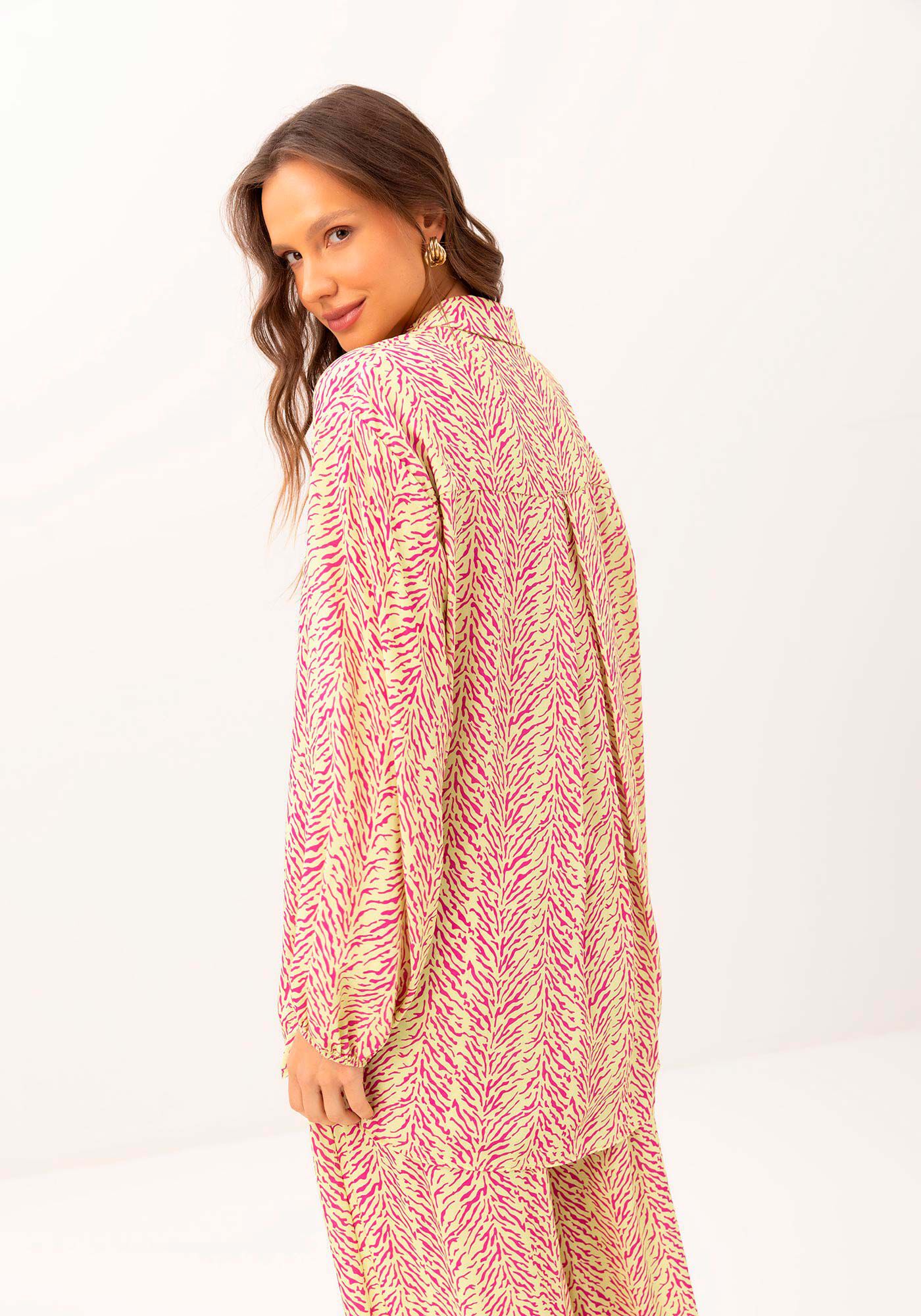 Camisa Sa&iacute;da de Praia Alongada em Viscose Estampada, , large.