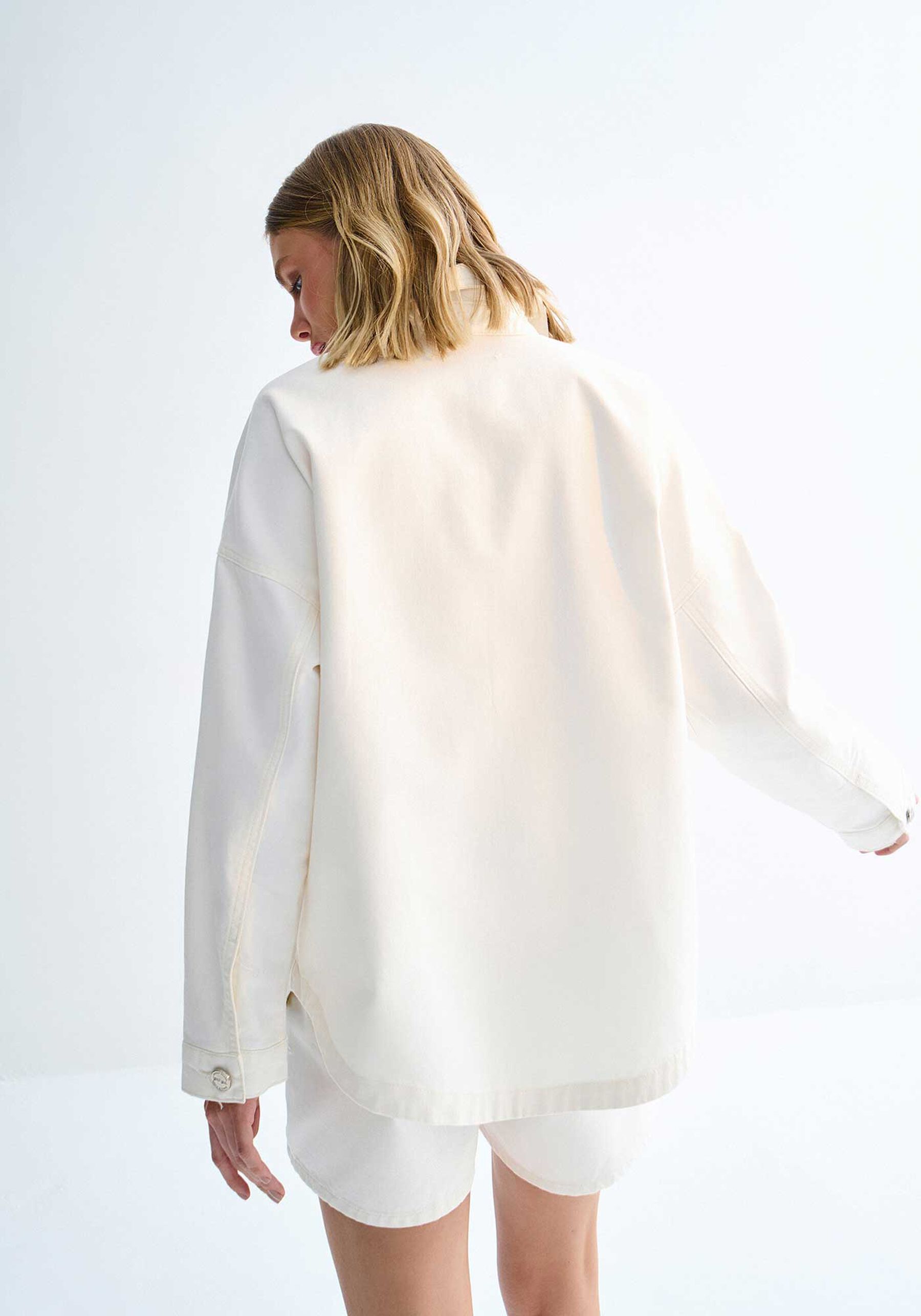 Jaqueta Sarja Alongada com Bolso Bordado, OFF WHITE. Jaqueta Sarja Alongada com Bolso Bordado, OFF WHITE, large.