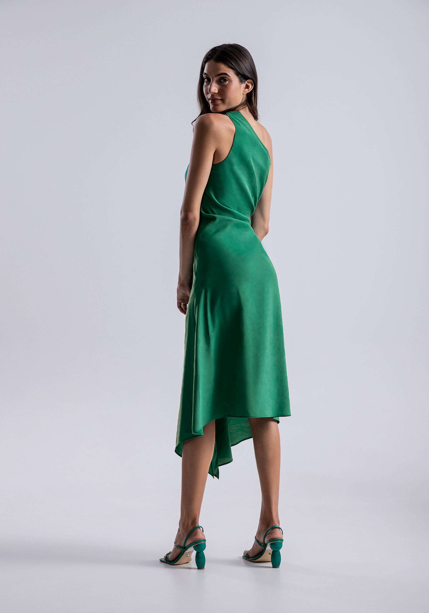 Vestido Midi Ombro Só em Tecido Taylor com Cut Out, VERDE PANTANAL. Vestido Midi Ombro Só em Tecido Taylor com Cut Out, VERDE PANTANAL, large.