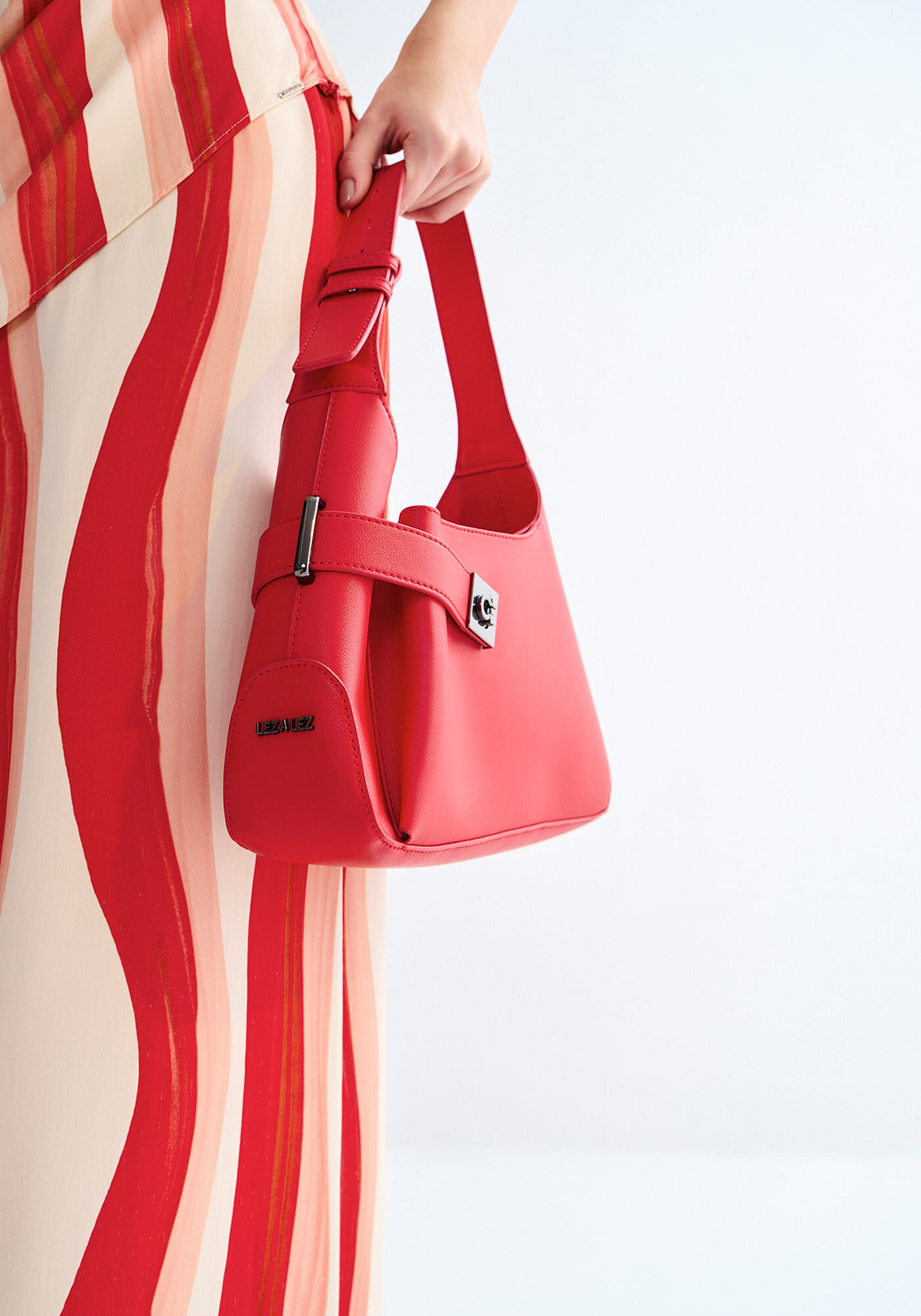 Bolsa Assim&eacute;trica M&eacute;dia com Al&ccedil;a Curta, , large.