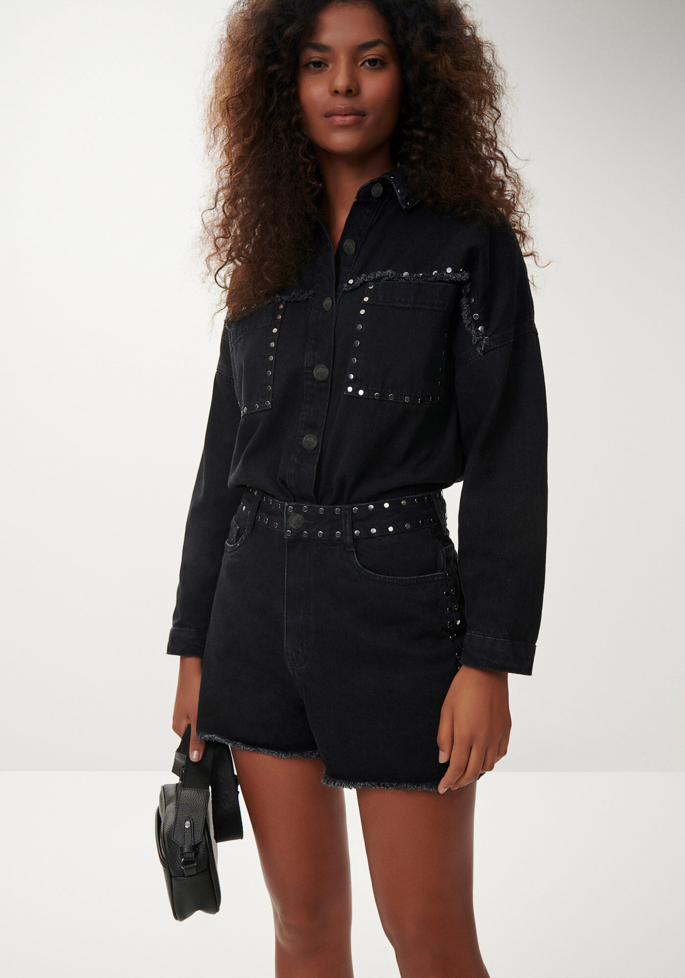 Shorts Jeans Hot Pant Super Alto com Tachas, PRETO REATIVO, large.