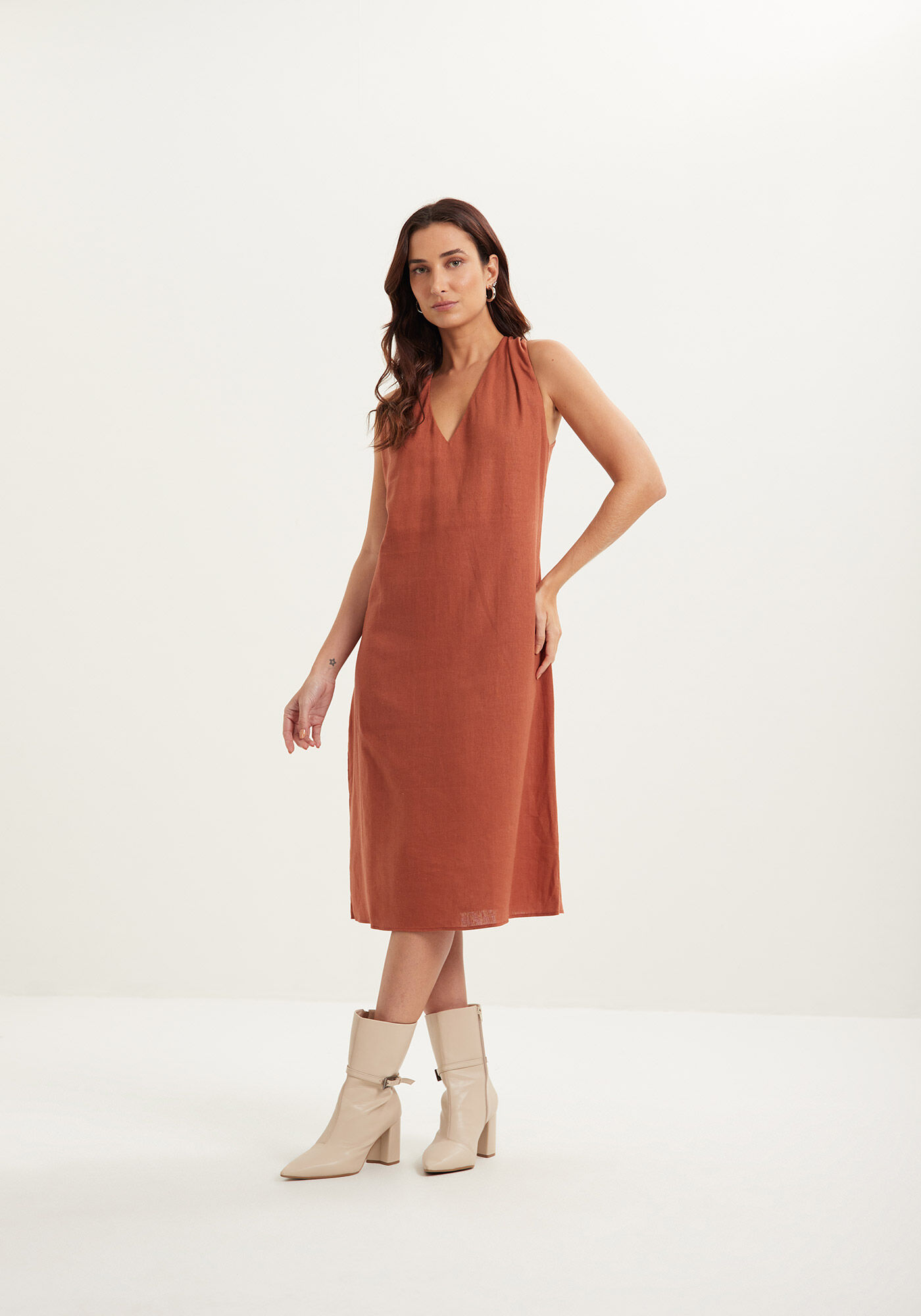 Vestido Midi Com Decote V Em Linho E Viscose, MARROM MUSTANG, large.