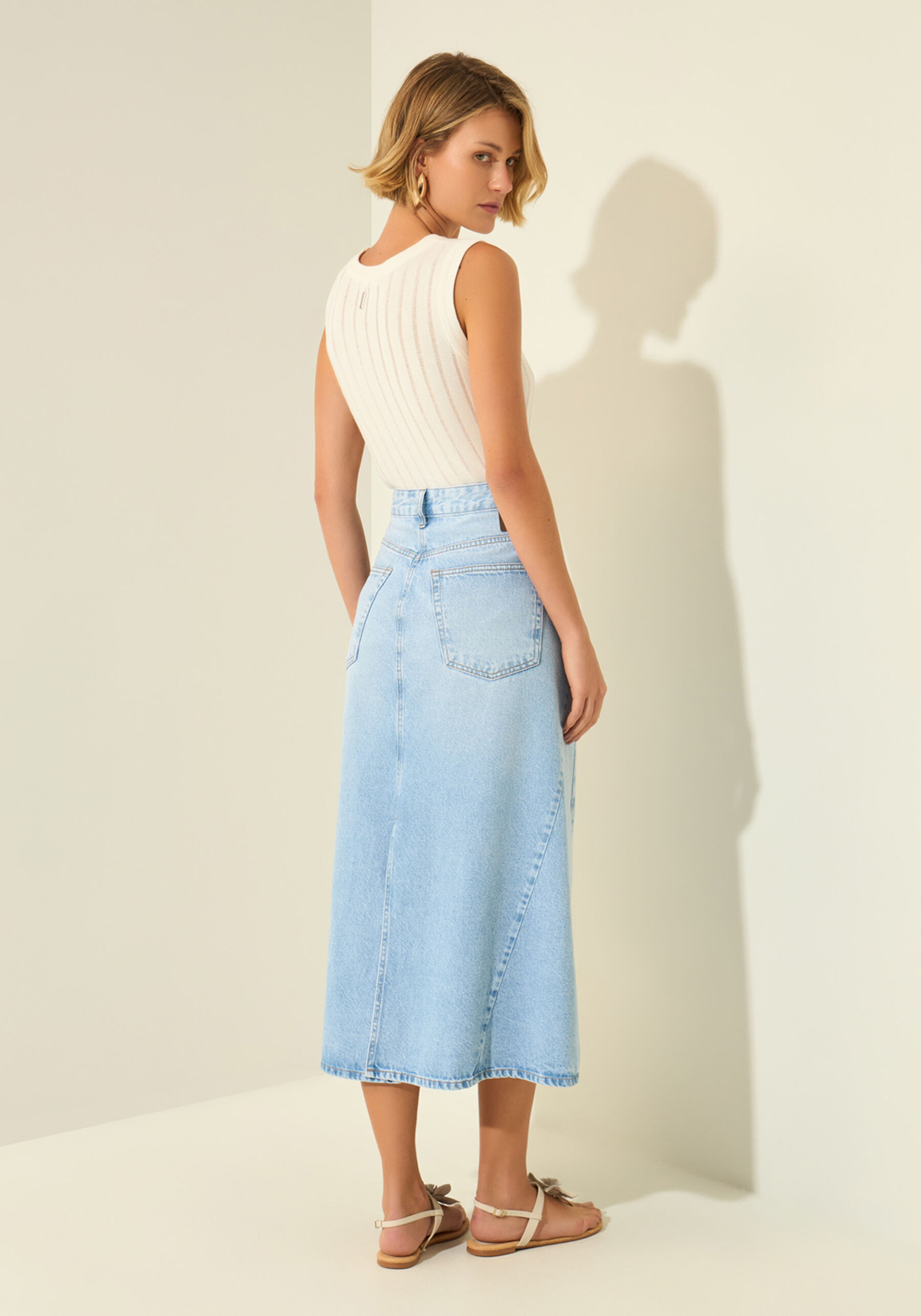 Saia Jeans Midi Com Cintura Média E Fenda, JEANS. Saia Jeans Midi Com Cintura Média E Fenda, JEANS, large.