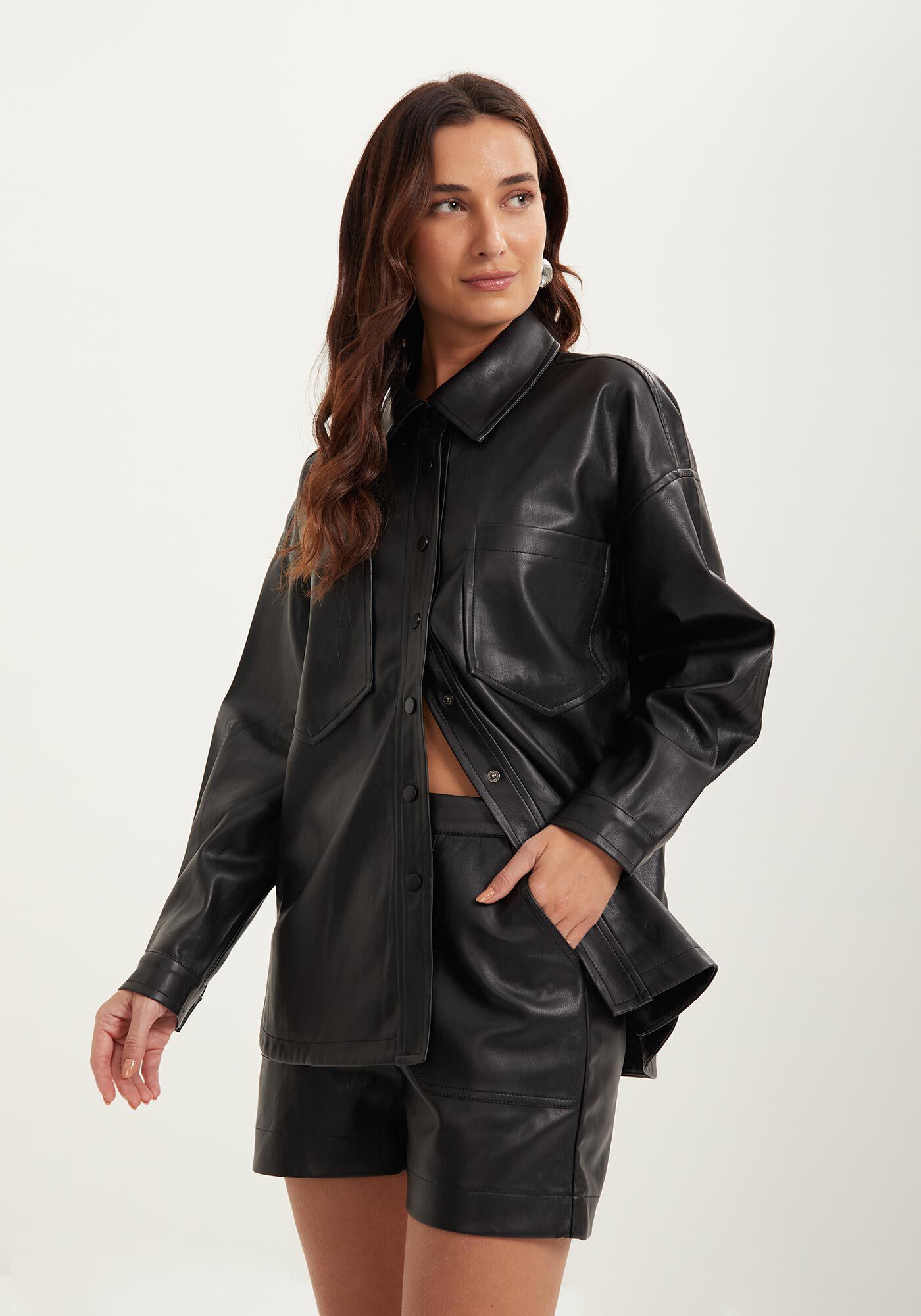 Camisa Alongada Em Pu Com Bolsos E Bot&otilde;es De Press&atilde;o, , large.