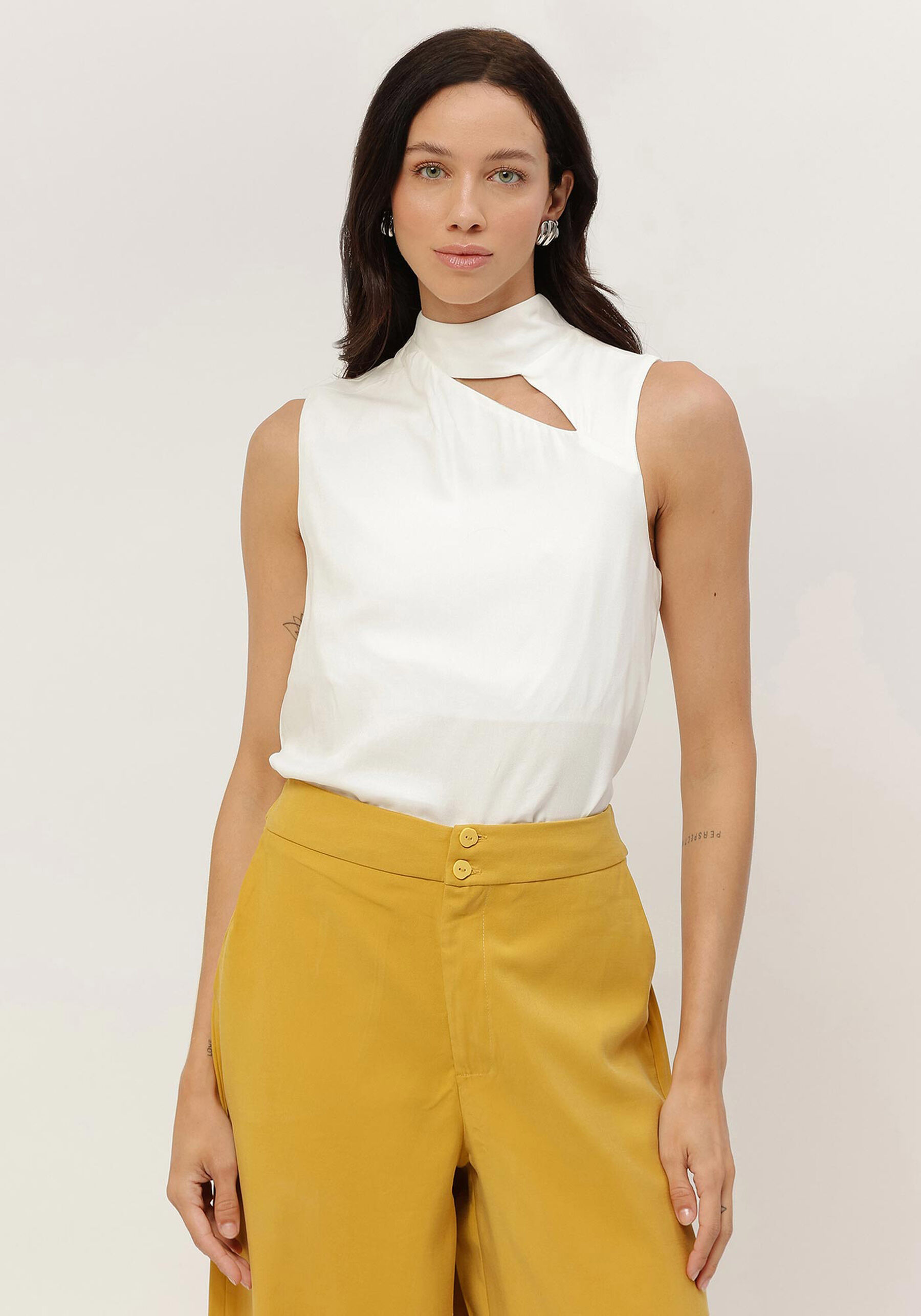 Blusa em Viscose com Cut e Laço Gola, . Blusa em Viscose com Cut e Laço Gola, , large.