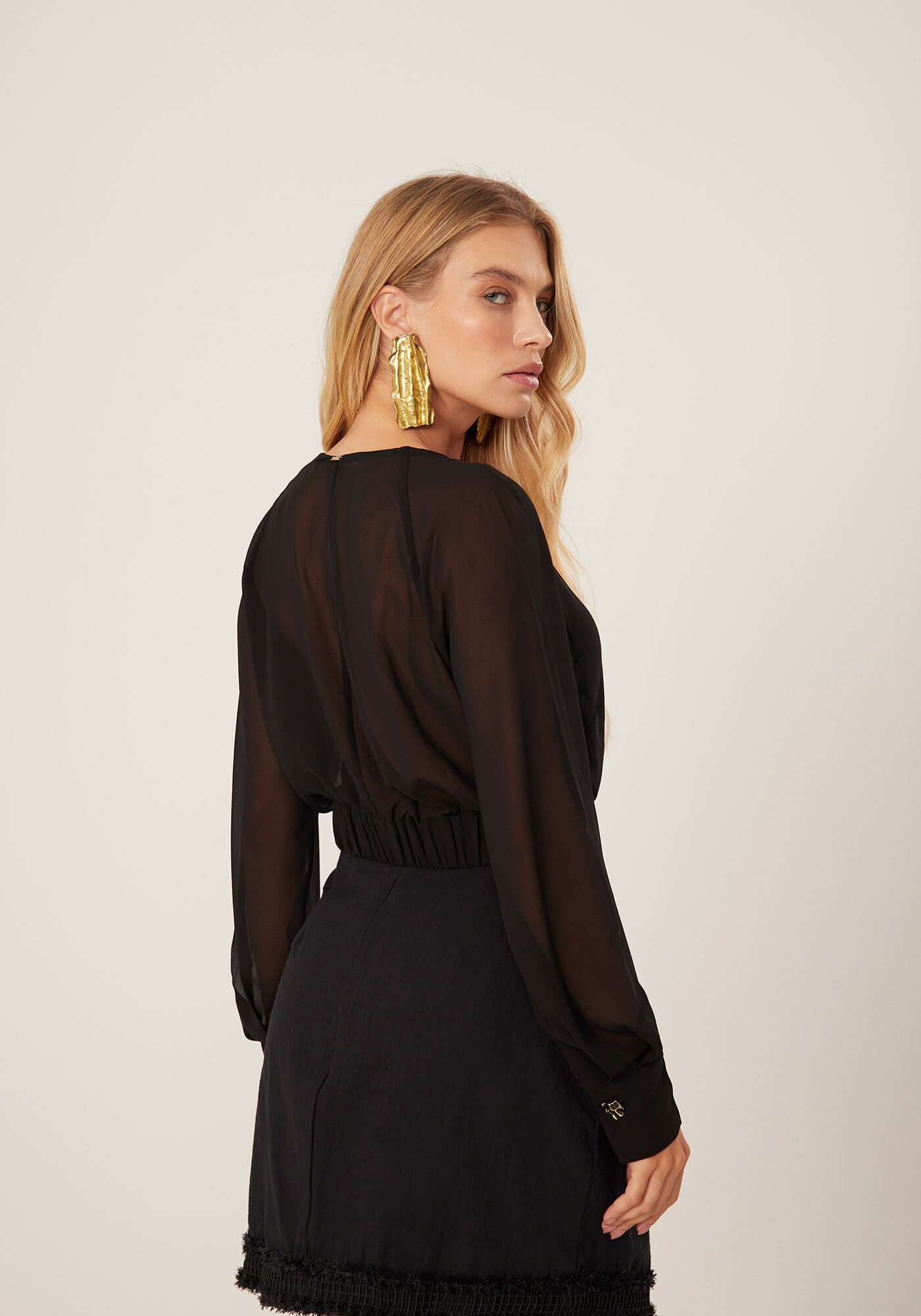 Blusa Cropped De Mangas Longas Com N&oacute; Frontal E Decote Em V, , large.