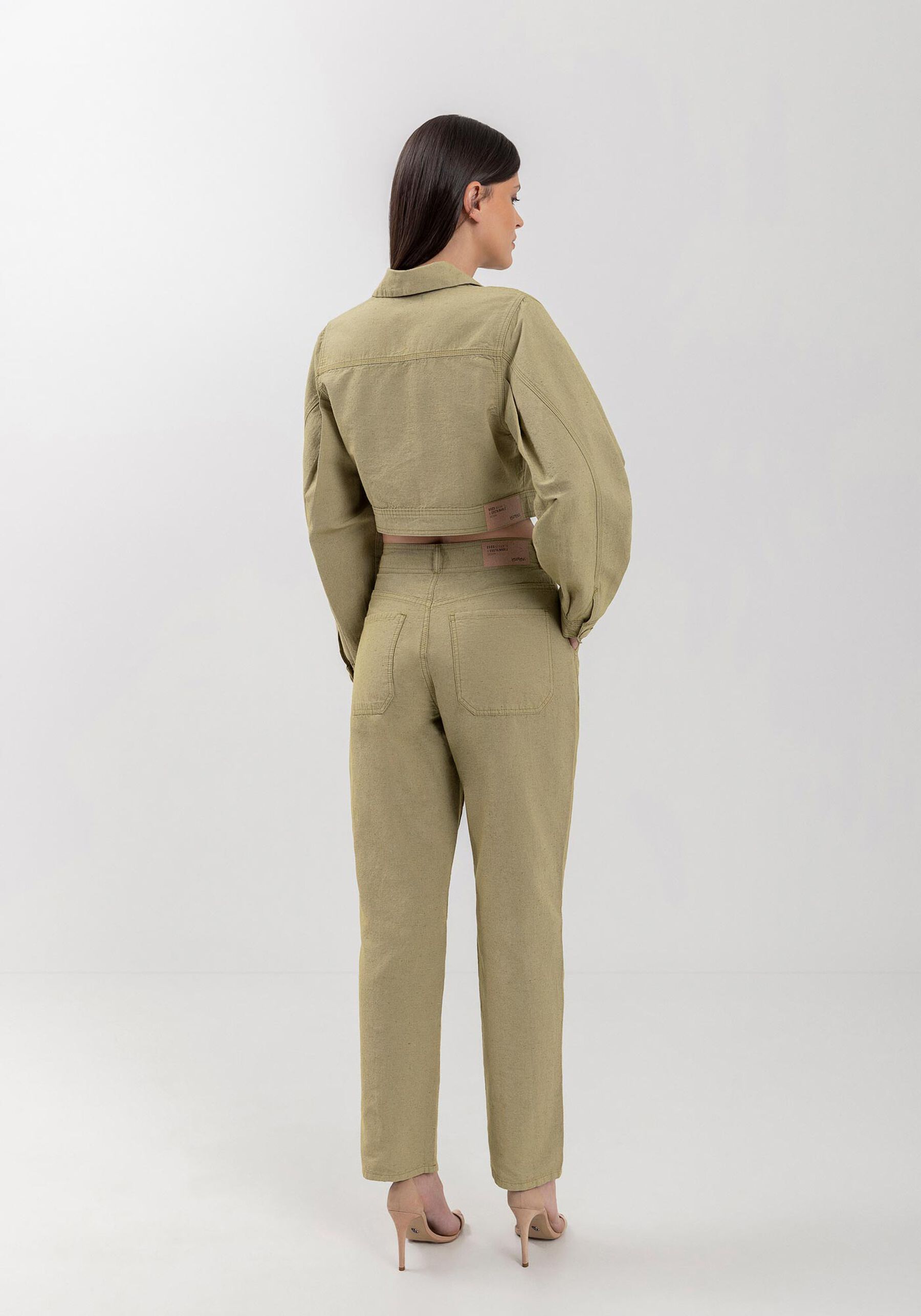 Calça Reta Em Alfaiataria Com Cintura Alta E Botões Laterais, VERDE NEW SOFT. Calça Reta Em Alfaiataria Com Cintura Alta E Botões Laterais, VERDE NEW SOFT, large.