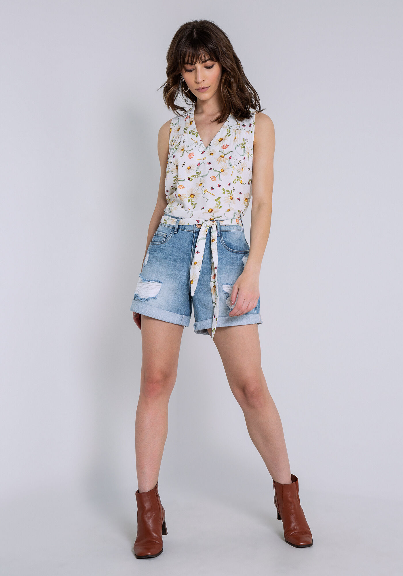 Blusa Sem Mangas em Viscose com Decote V Gola, JARDIM SURREAL, large.