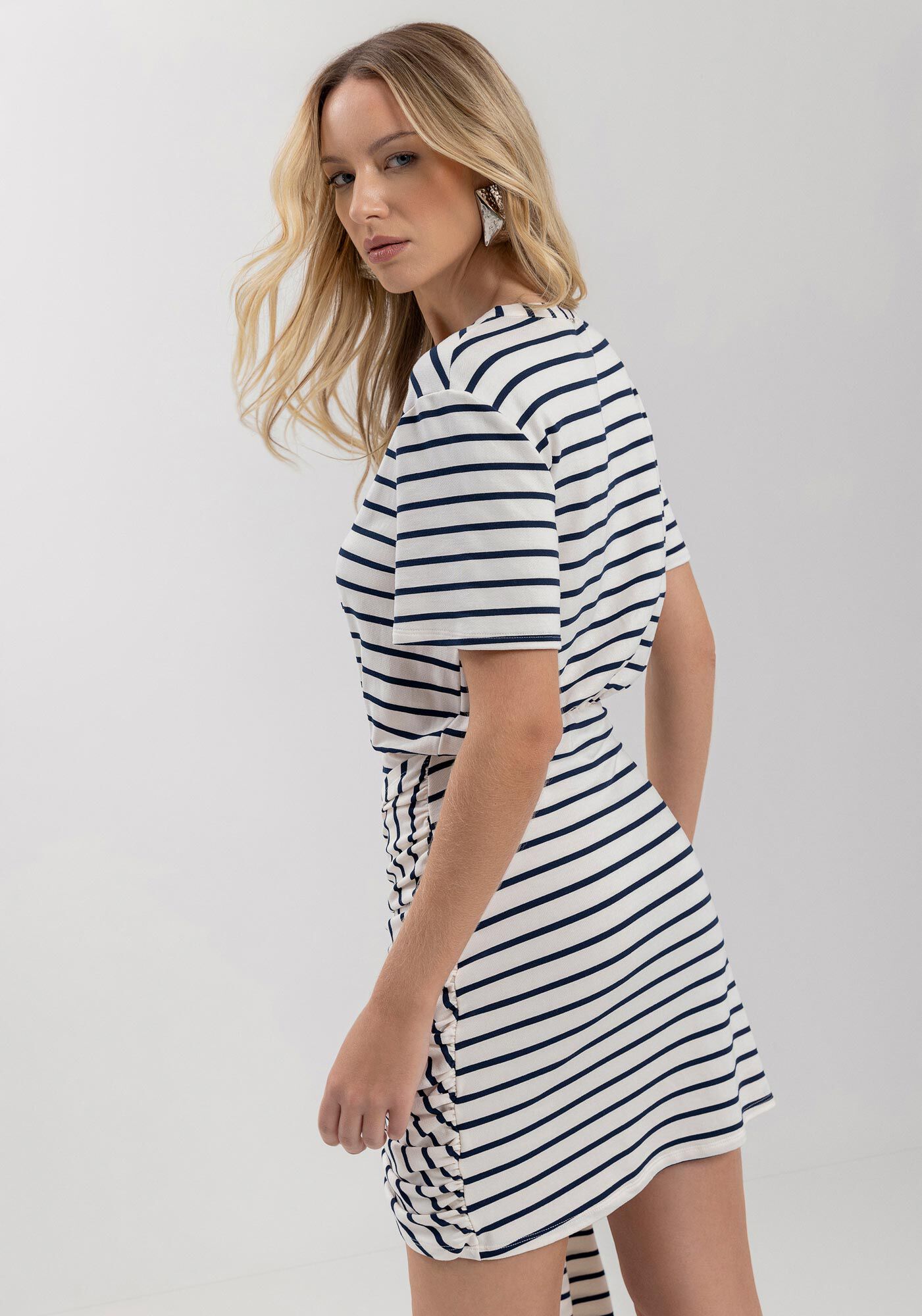 Vestido Curto Listrado De Mangas Com Amarra&ccedil;&atilde;o Frontal, , large.
