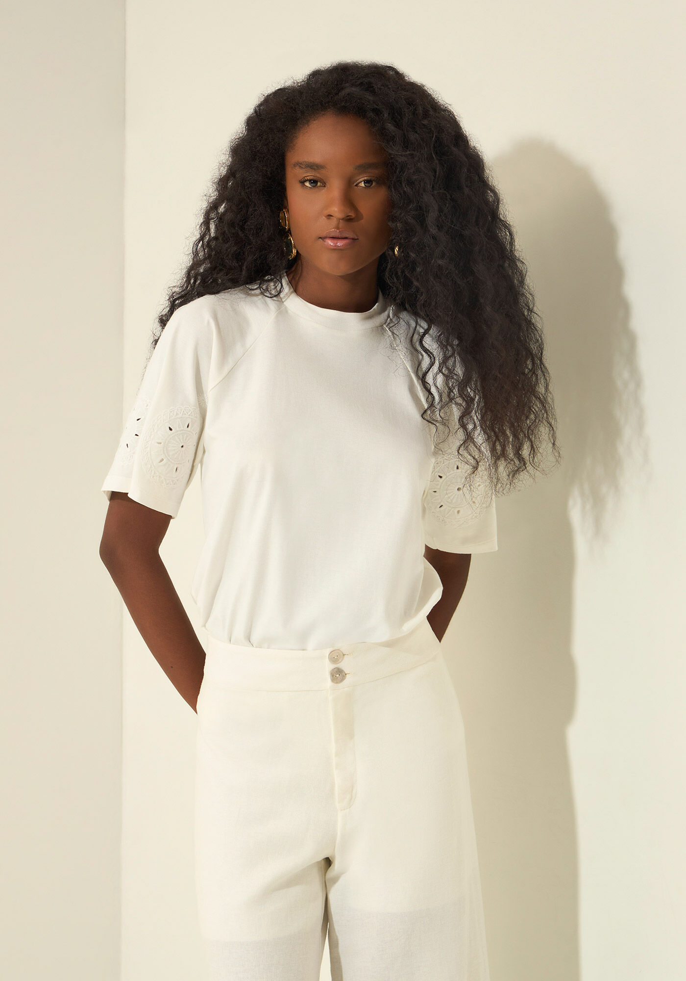 T- shirt Com Mangas Bordadas Em Malha Penteada De Algod&atilde;o, BRANCO OFF WHITE, large.