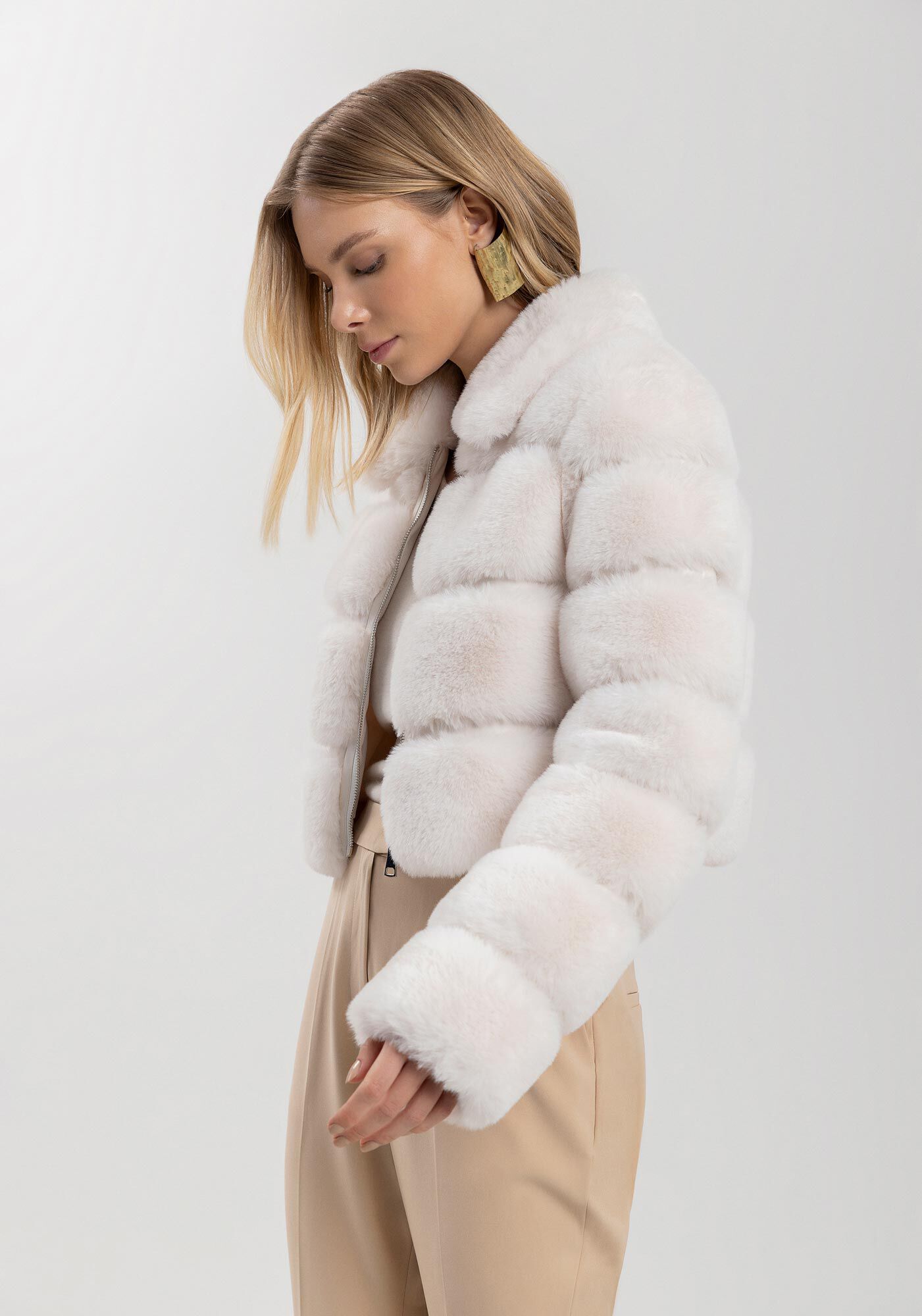 Jaqueta Curta De Pelo Sint&eacute;tico Com Gola E Z&iacute;per Frontal, , large.