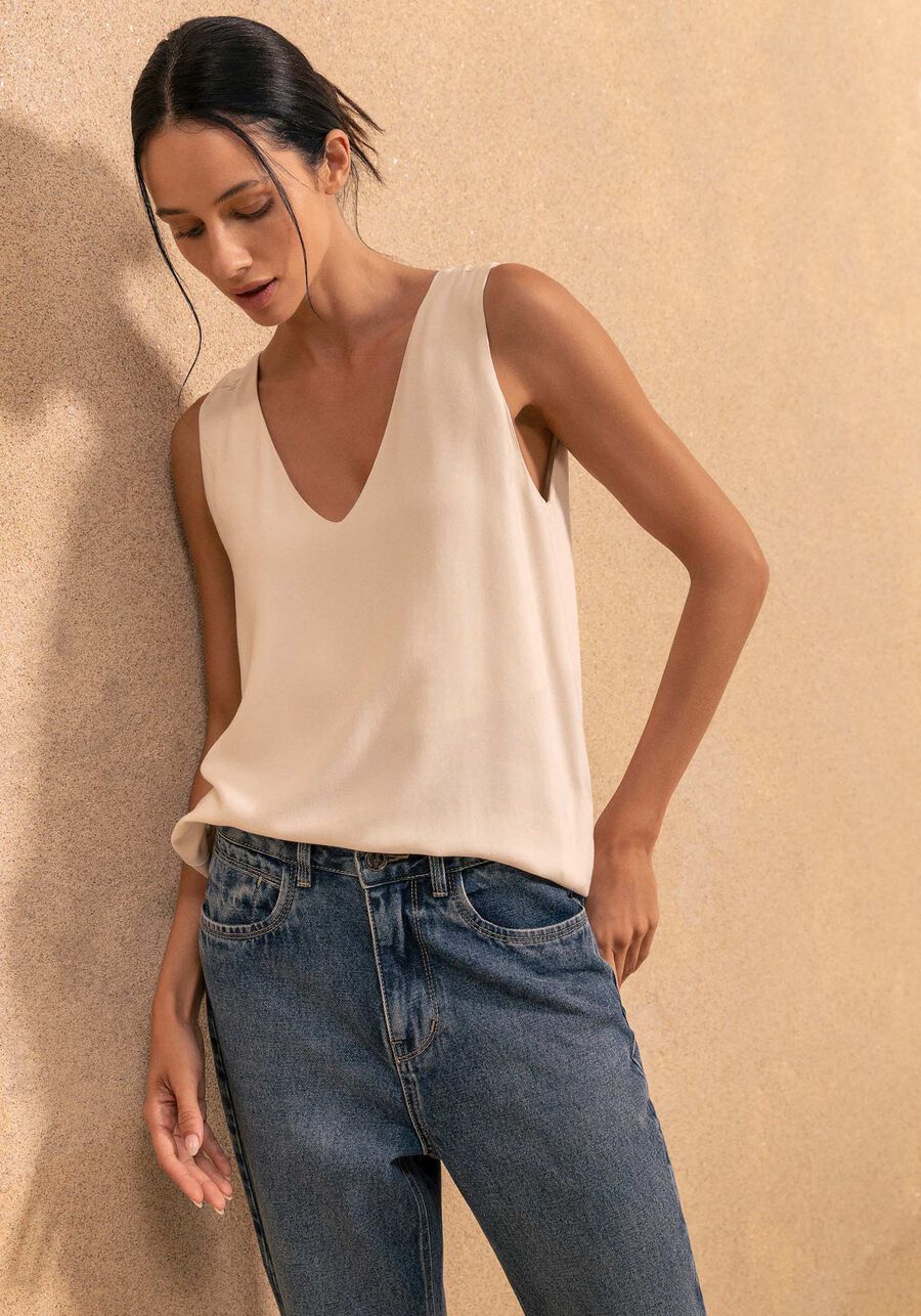 Blusa Regata Solta Com Decote Em V Em Viscose Responsável, BEGE ALHAMBRA. Blusa Regata Solta Com Decote Em V Em Viscose Responsável, BEGE ALHAMBRA, large.