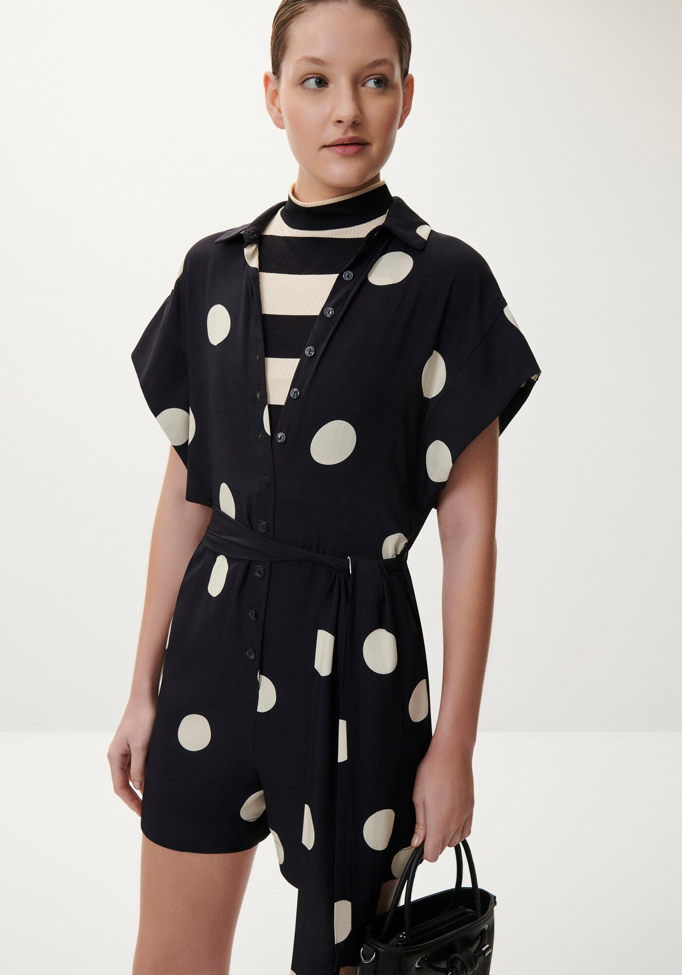 Macac&atilde;o Curto Po&aacute; em Viscose com Cinto, , large.