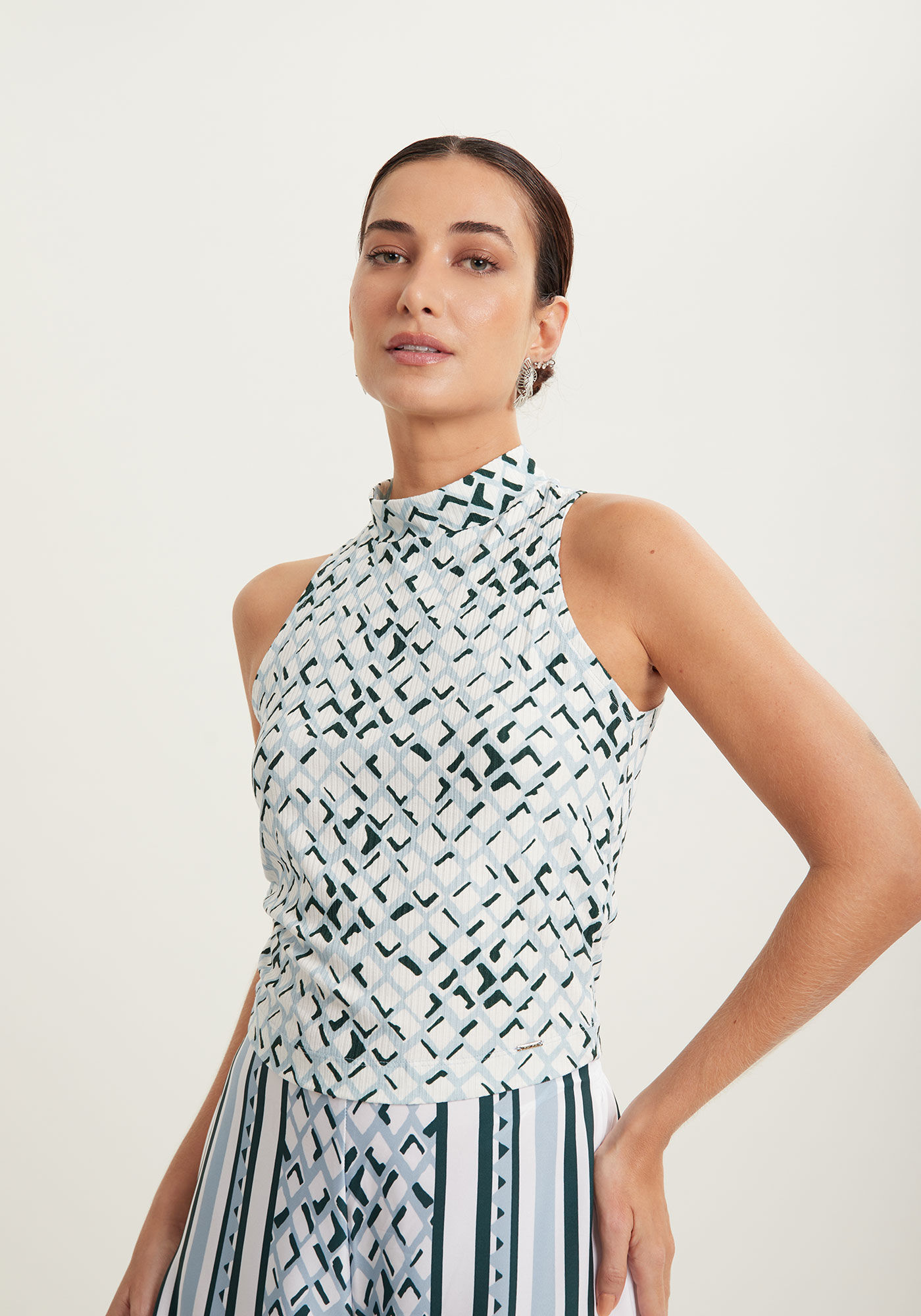 Blusa Estampada Sem Mangas Com Gola Alta Em Malha Canelada, , large.