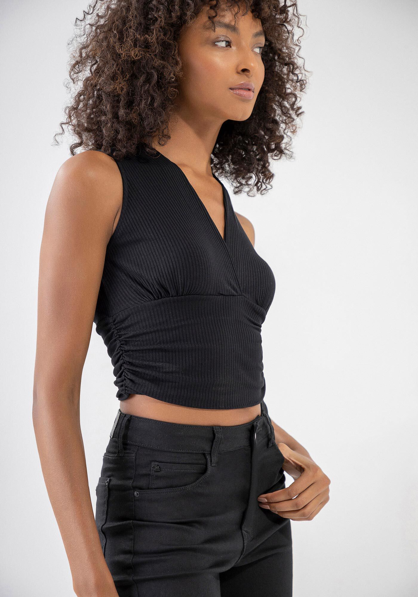 Blusa Canelada Franzida com Decote Transpassado, PRETO REATIVO, large.