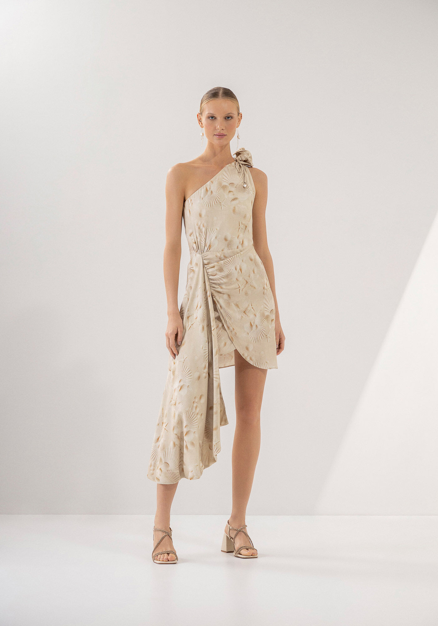 Vestido Curto Estampado Ombro S&oacute; com M&aacute;xi Recorte, , large.