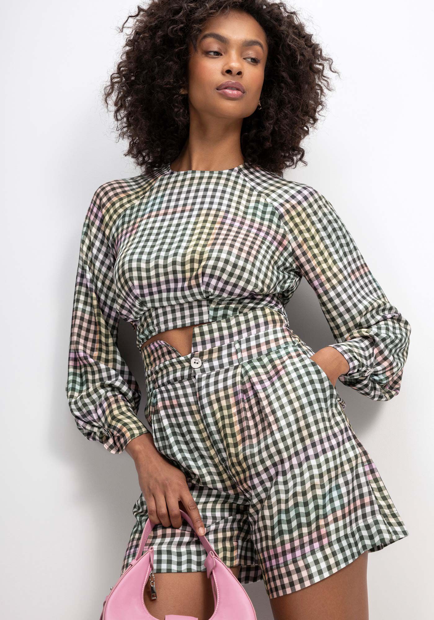 Shorts Reto Estampado em Viscose com Recorte C&oacute;s, , large.