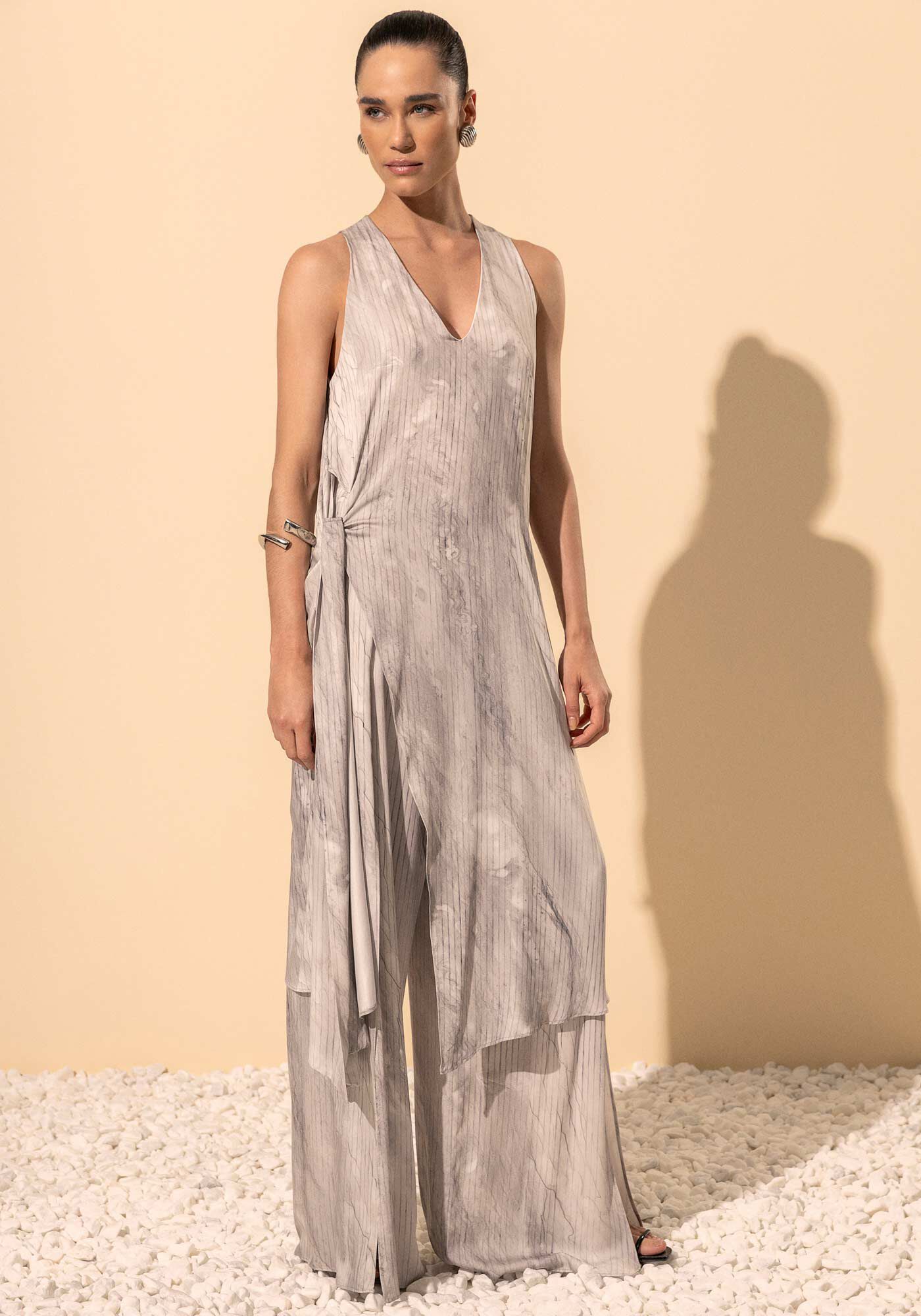 Blusa Alongada Estampada Com Recorte Lateral E Faixas, PLISSE CINZA, large.