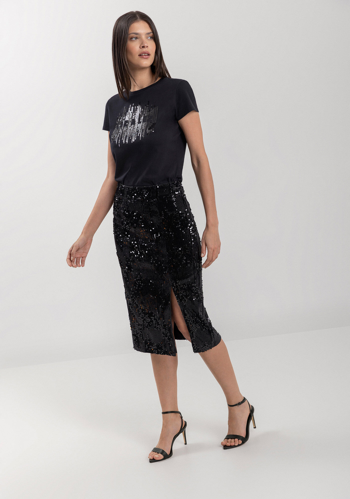 Blusa T-Shirt De Mangas Curtas Com Aplica&ccedil;&otilde;es De Paet&ecirc;, , large.