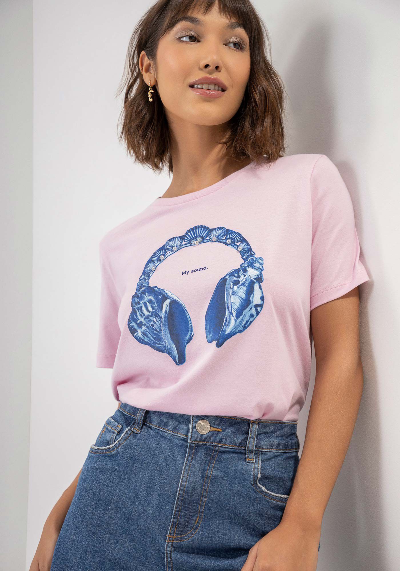 T-shirt em Malha Prime Estampada com P&eacute;rolas, , large.