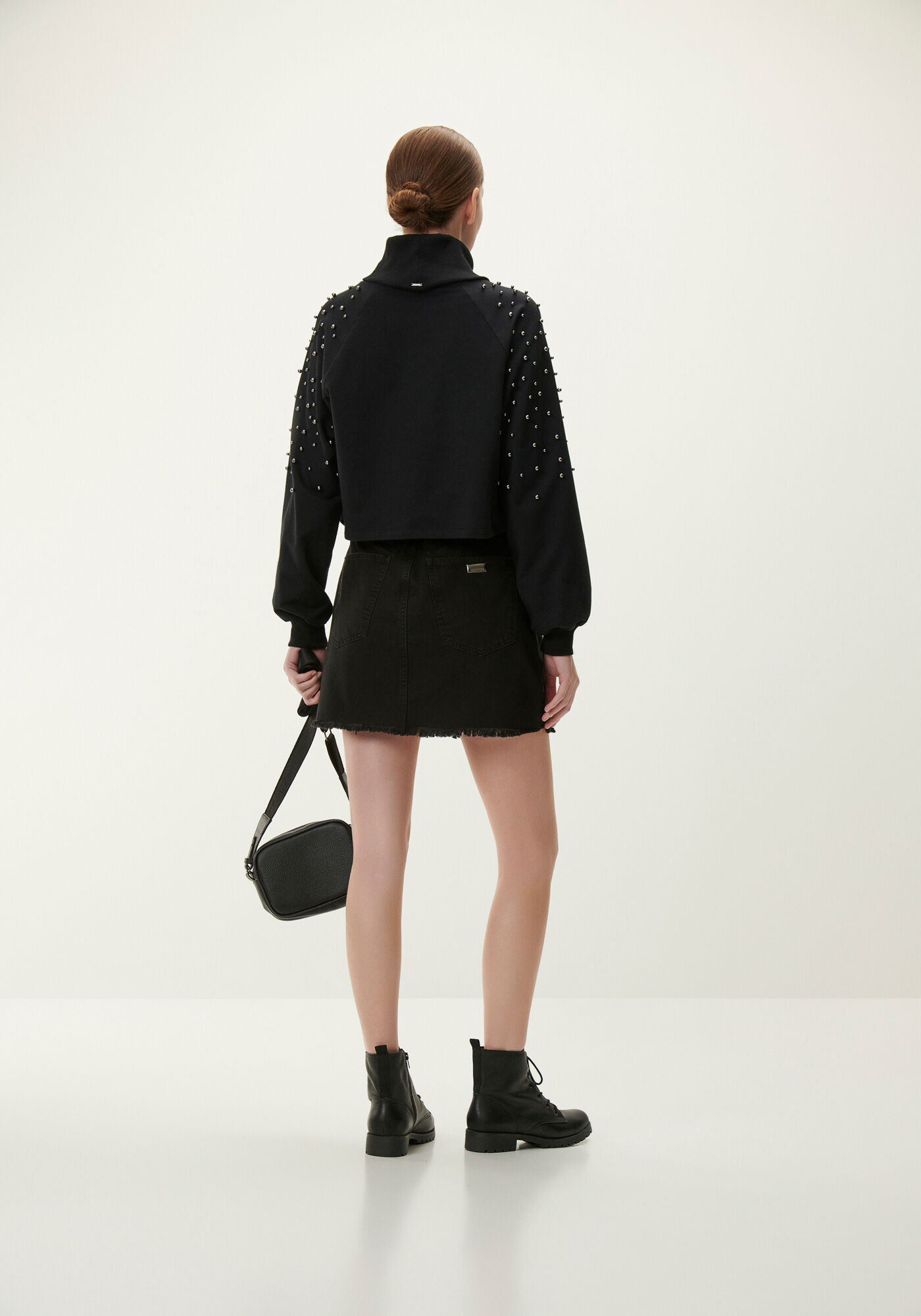 Blus&atilde;o Gola Alta em Molecotton com P&eacute;rolas, PRETO REATIVO, large.