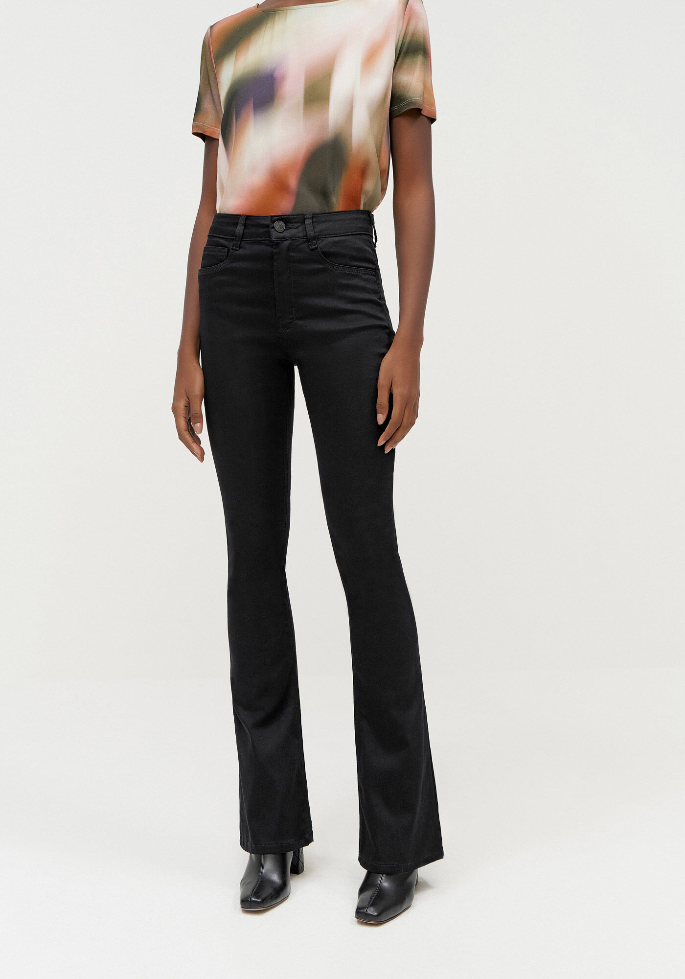 Cal&ccedil;a Sarja Boot Cut Sustent&aacute;vel Ever Black, PRETO REATIVO, large.