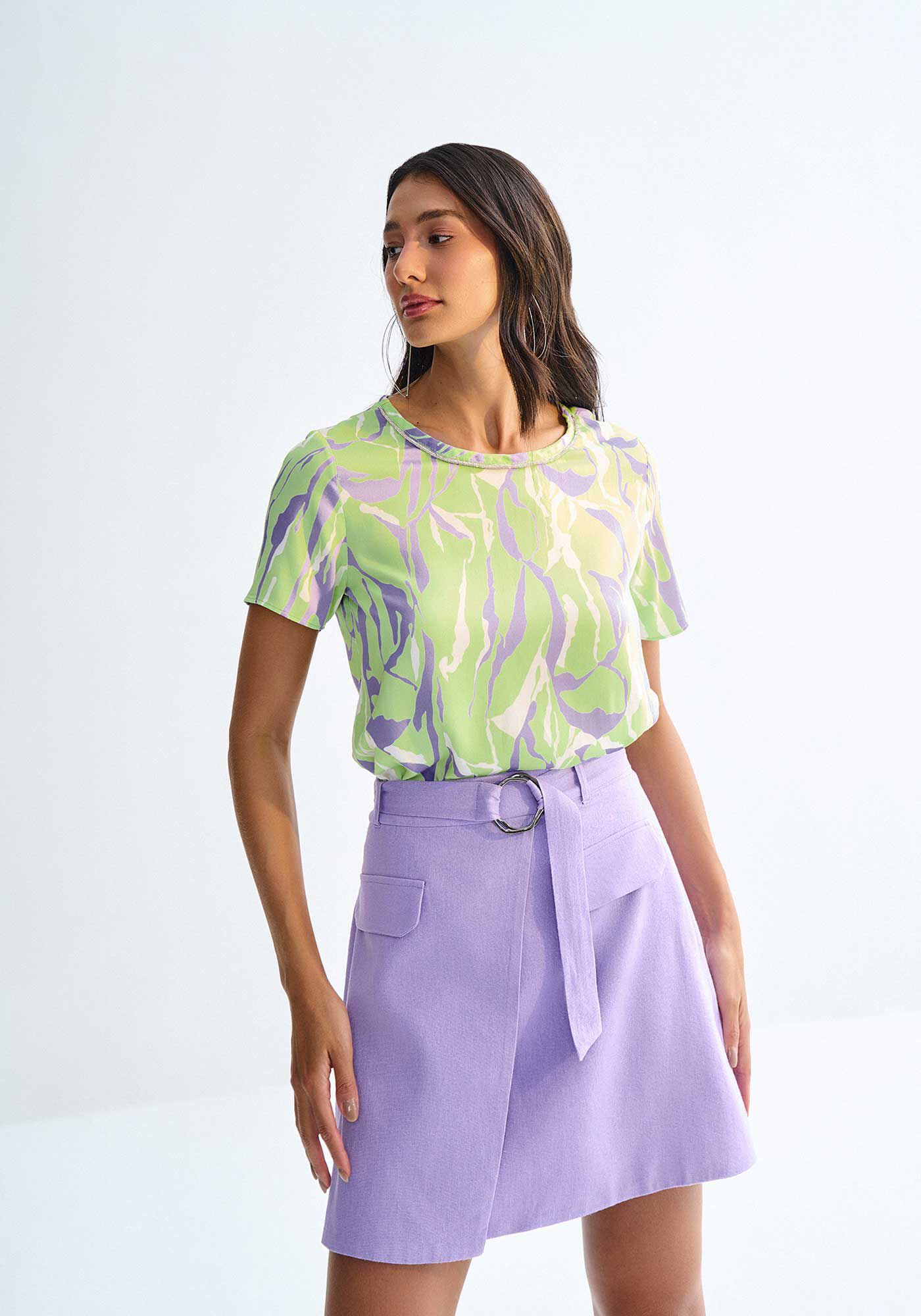 Blusa Manga Curta em Tecido Plano com Strass Decote, , large.