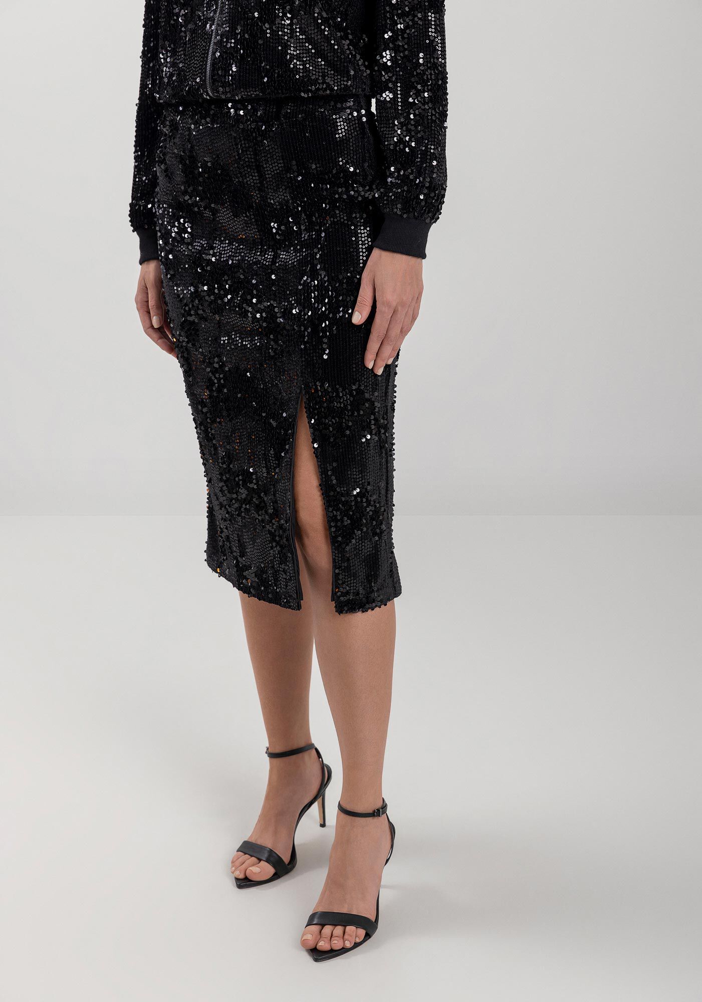 Saia Midi Em Veludo Com Paet&ecirc;s E Cintura M&eacute;dia, PRETO, large.