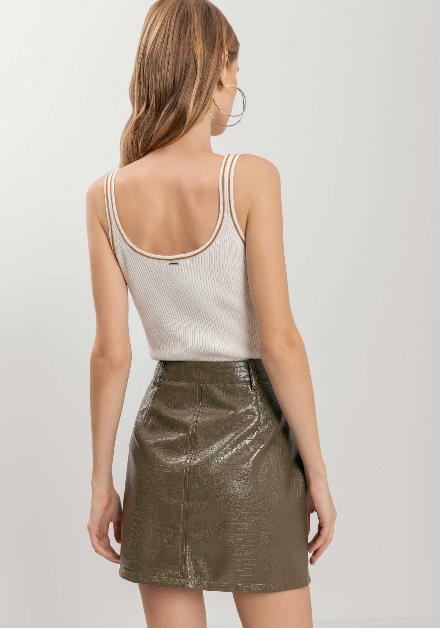 Saia Curta Com Cintura M&eacute;dia E Bolsos Em PU Croco, , large.