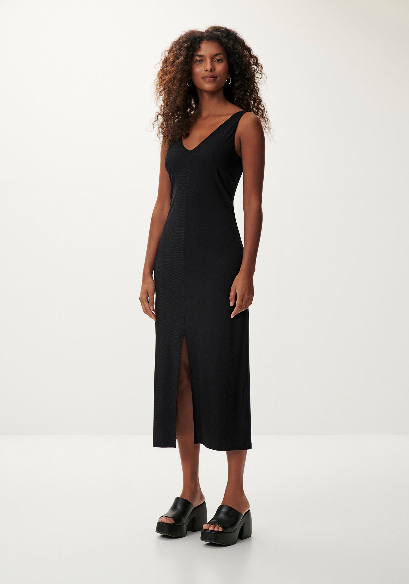 Vestido Midi Canelado com Fenda Lez a Lez