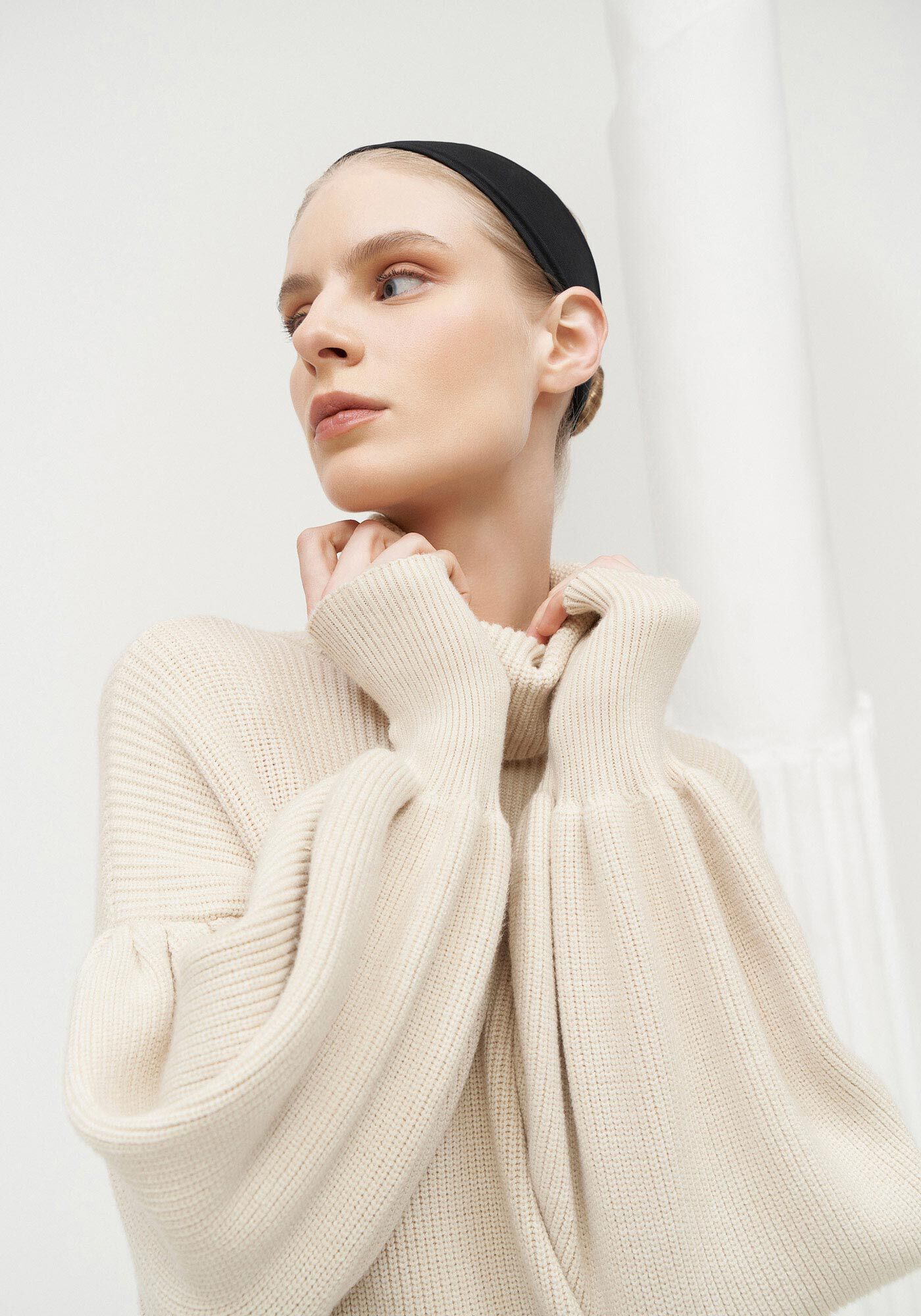 Vestido Curto Gola Alta em Tric&ocirc; com Manga Bufante, , large.