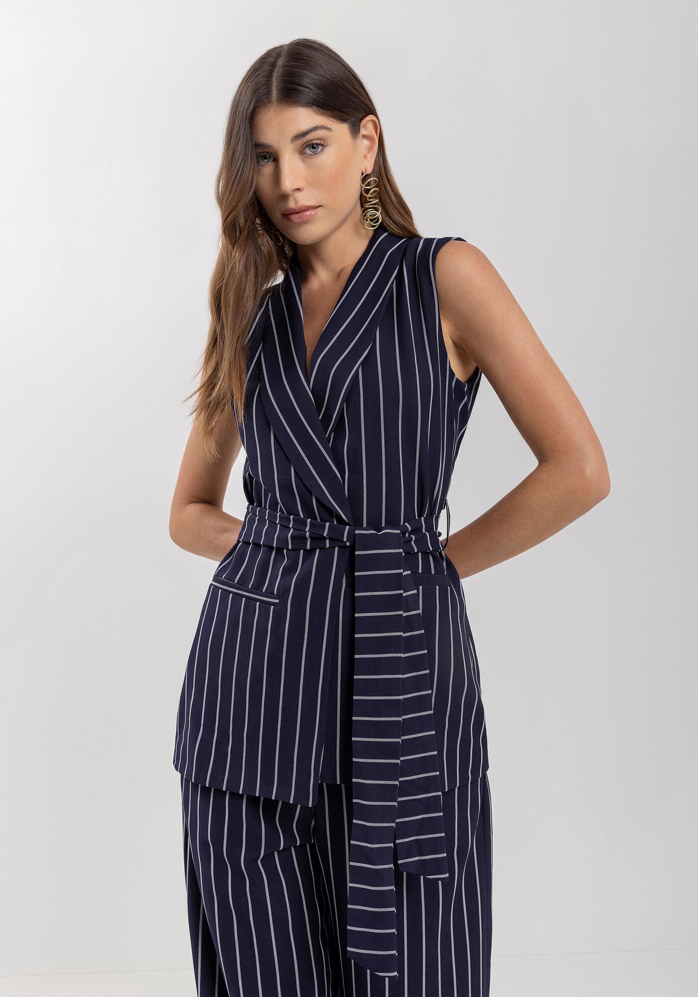 Colete Em Alfaiataria Com Riscas De Giz E Faixa Ajust&aacute;vel, , large.