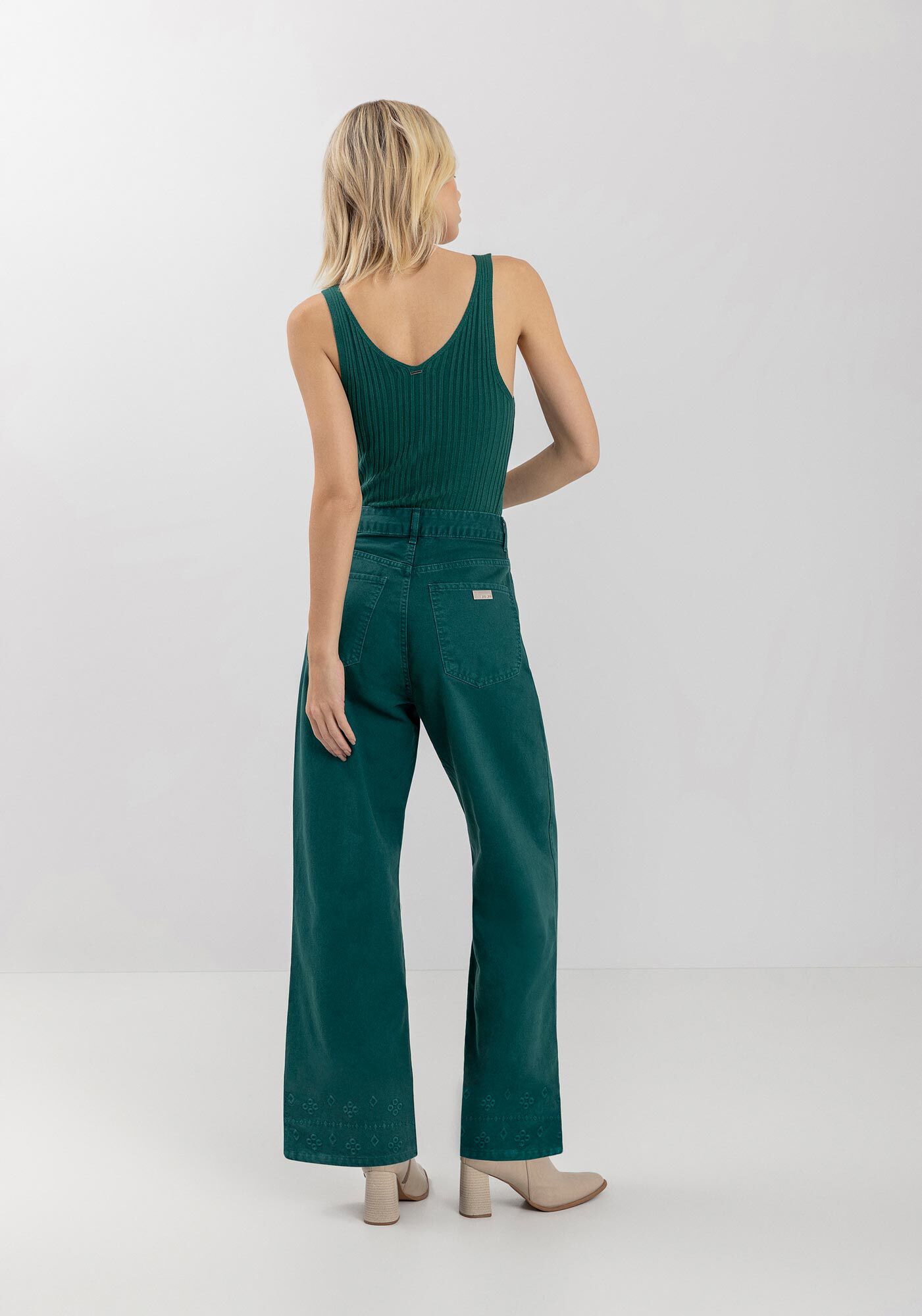 Cal&ccedil;a Wide Leg Em Sarja Com C&oacute;s Alto E Bordado Na Barra, , large.