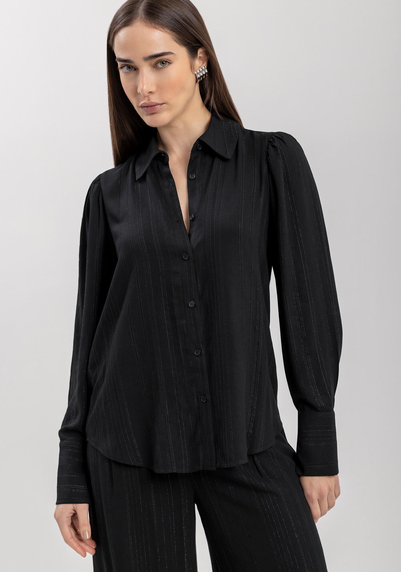 Camisa Alongada De Mangas Amplas Com Bot&otilde;es Em Viscose, , large.