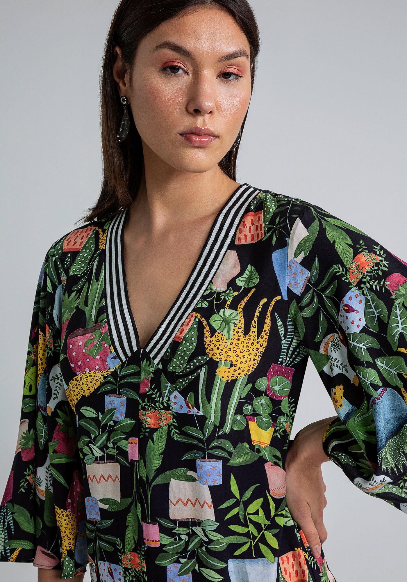 Macac&atilde;o Curto Retil&iacute;nea Decote Estampada, INSTINTO, large.