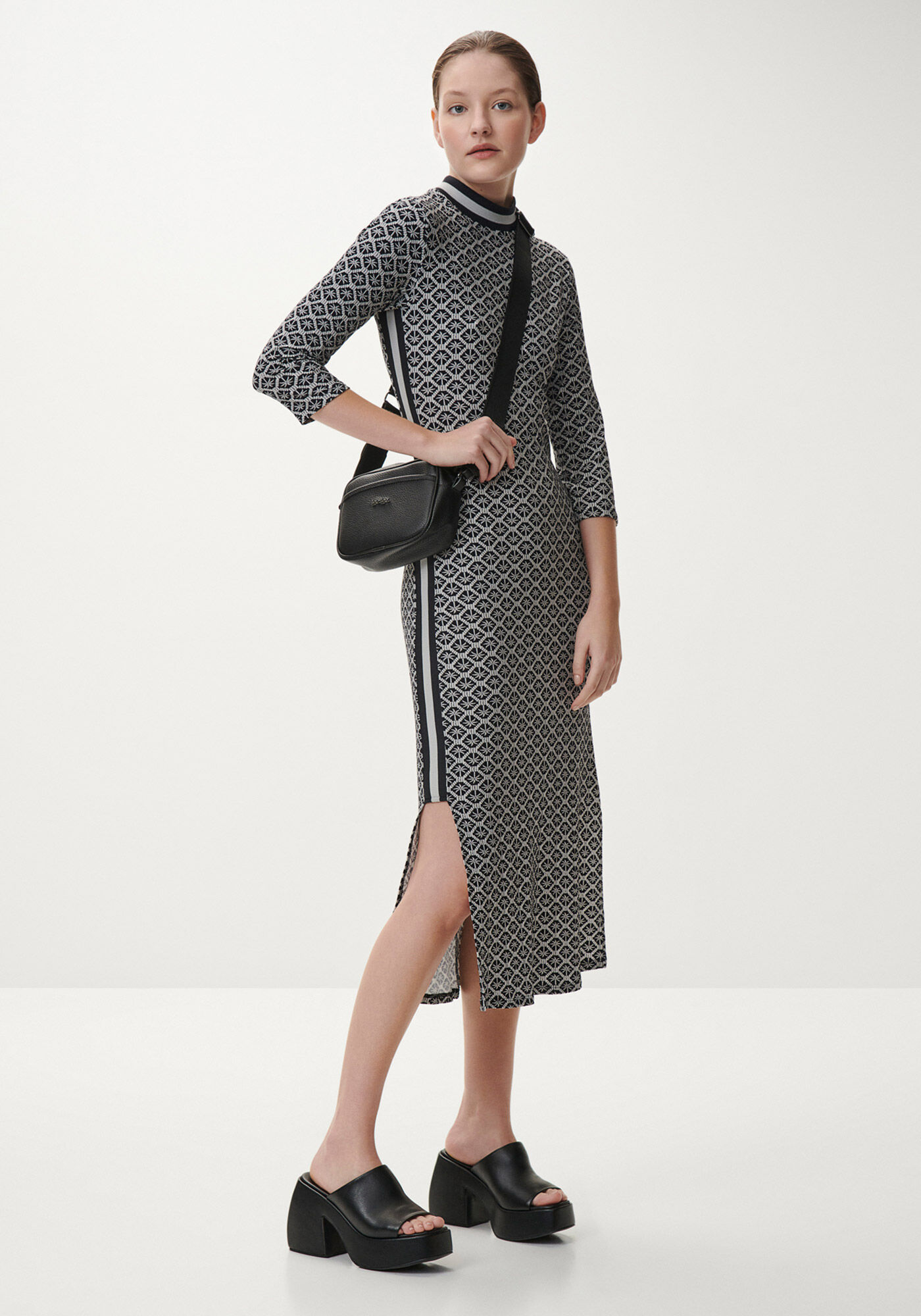 Vestido Midi Manga 3/4 com Retil&iacute;nea Lateral, , large.