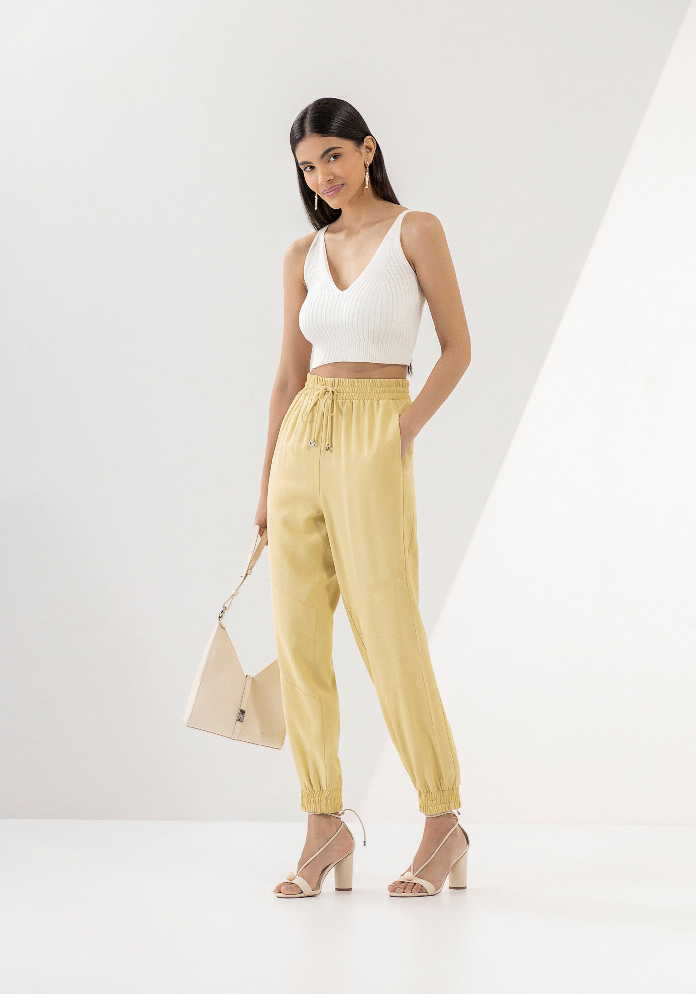 Calça jogger com bota cano curto top