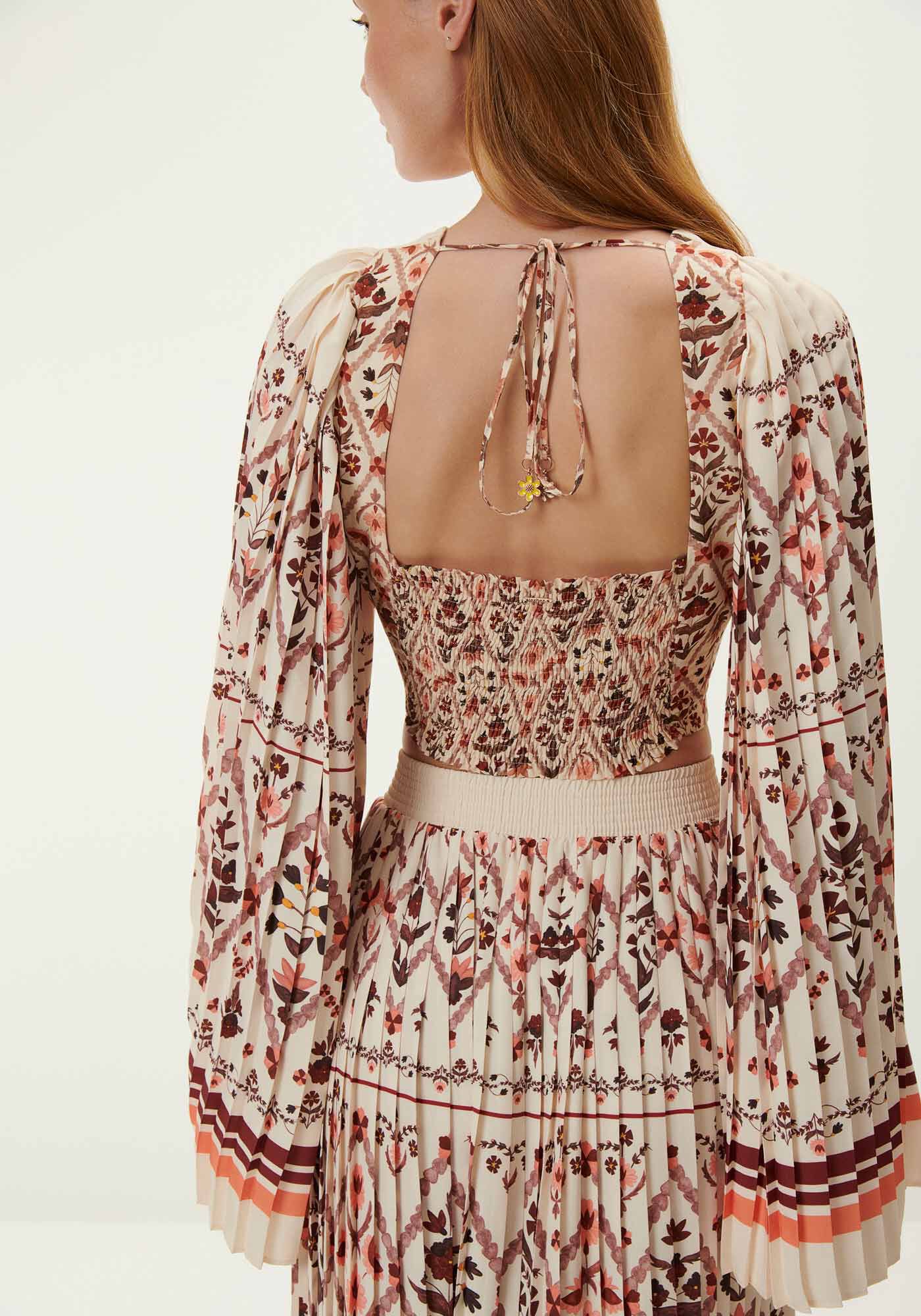 Blusa Estampada Cropped com Manga Longa Plissada, CAPITONE, large.