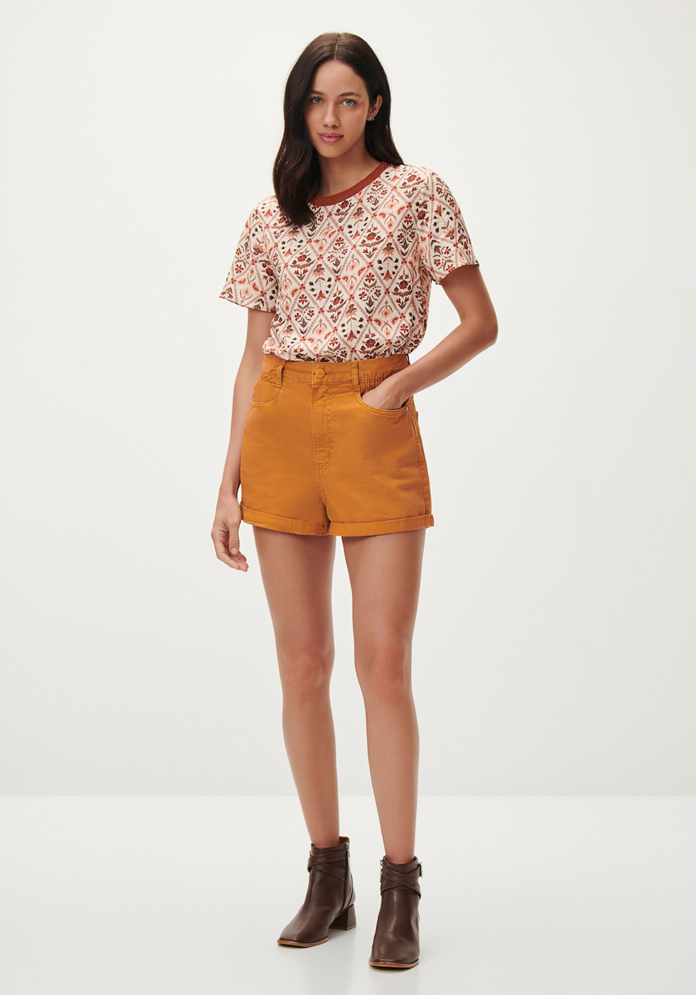 Blusa Estampada em Viscose com Retil&iacute;nea Decote, , large.