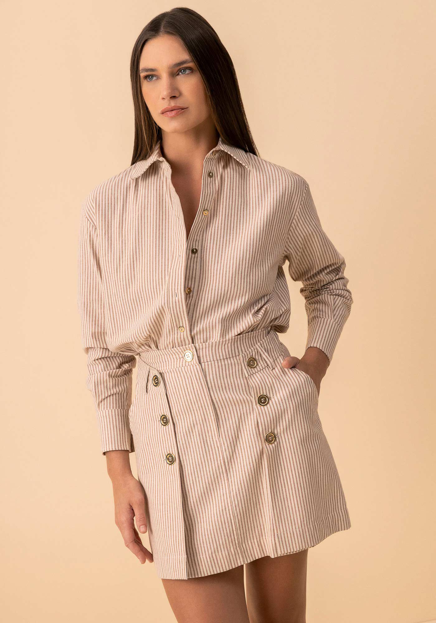 Saia Curta Listrada De Cintura Alta Com Bot&otilde;es Metalizados, BEGE ZEFIRO, large.