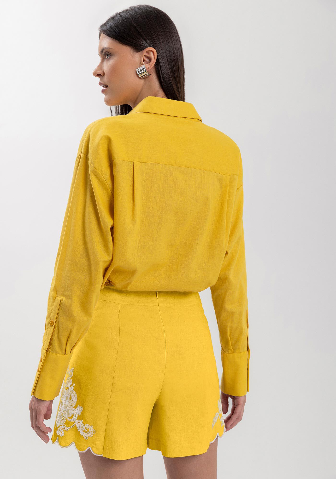 Shorts Curto Linho Leve Com Bordados Laterais E Cintura Alta, VERDE BITTERSWEET, large.