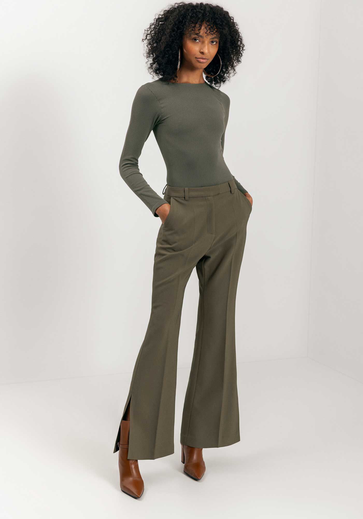 Cal&ccedil;a Reta Com Cintura M&eacute;dia E Aberturas Na Barra, , large.