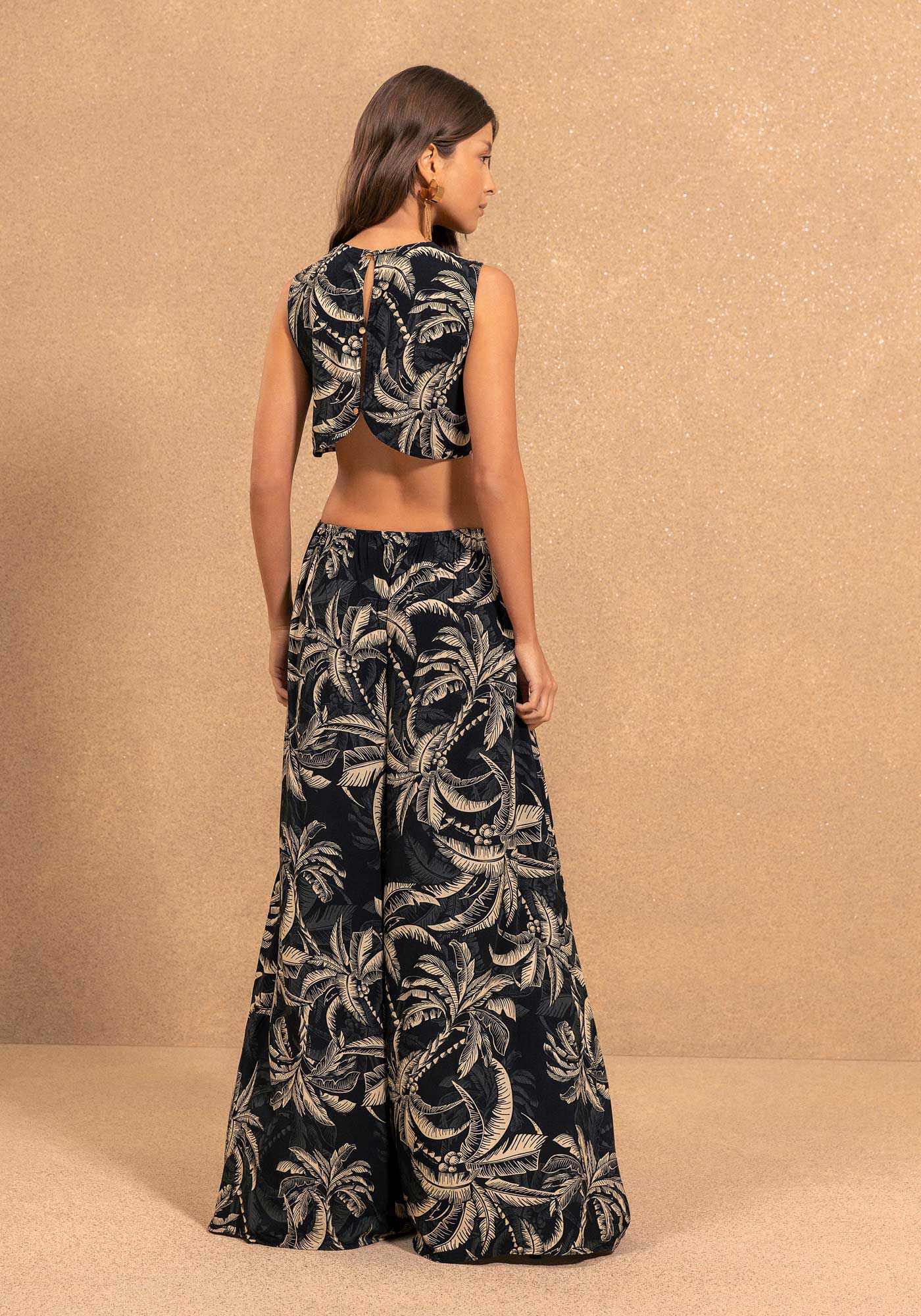 Vestido Longo Estampado Com Recortes Laterais E Enfeite, COQUEIRO PRETO, large.