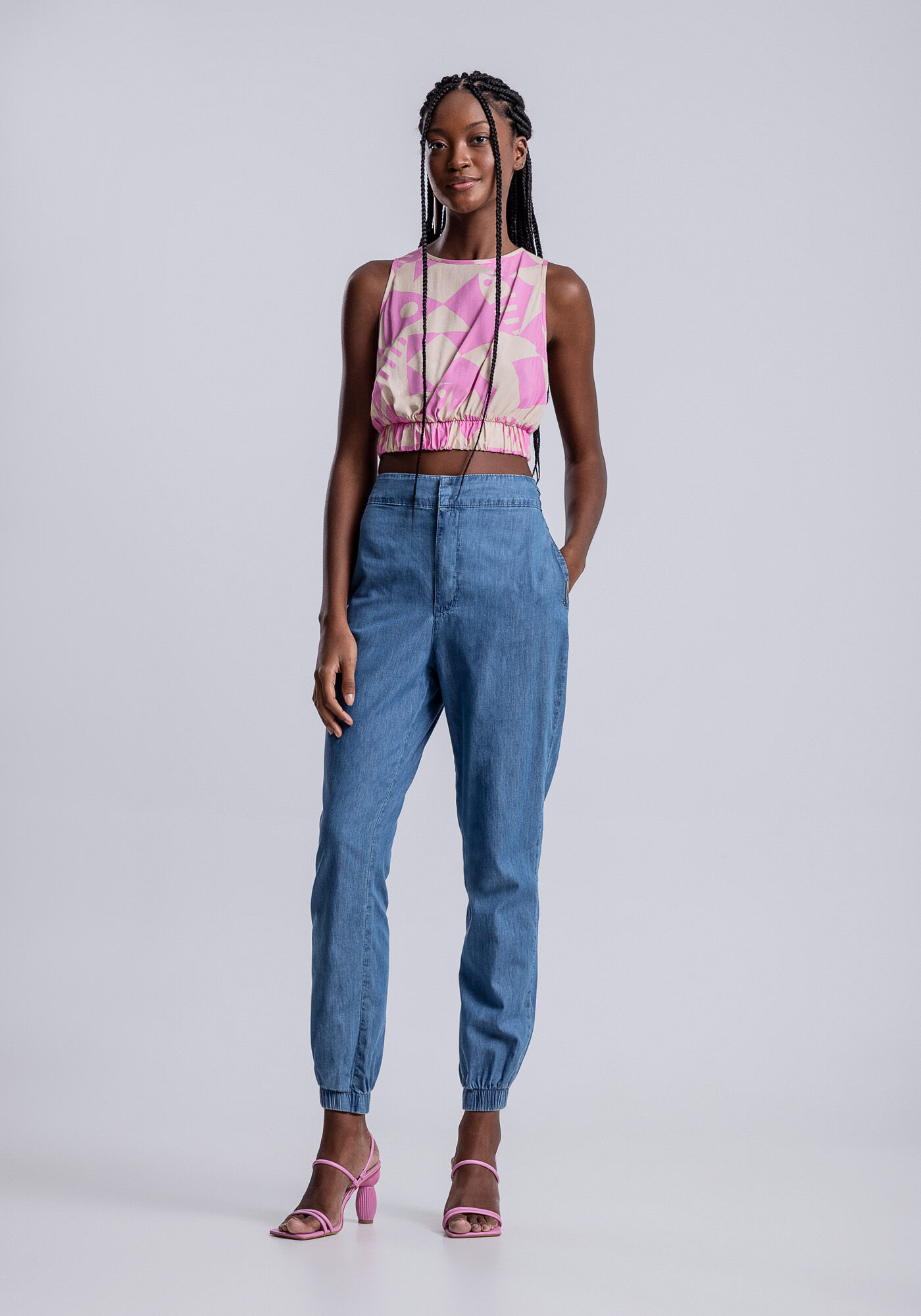 Calça jeans com sales faixa na cintura