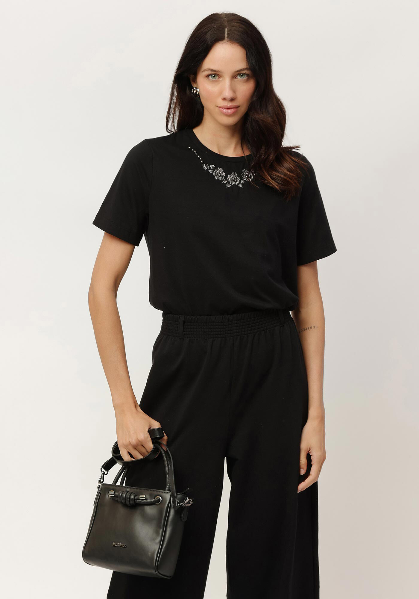 T-shirt em Algod&atilde;o Respons&aacute;vel com Bordado P&eacute;rolas, , large.