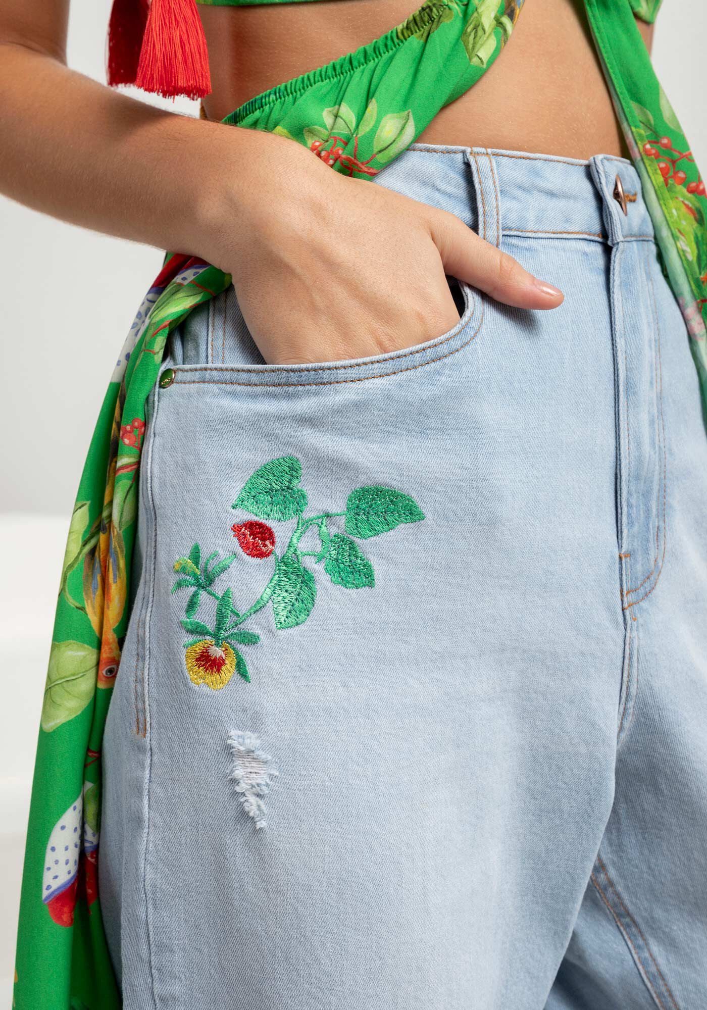 Cal a Jeans Mom Super Alta com Bordado Lez a Lez