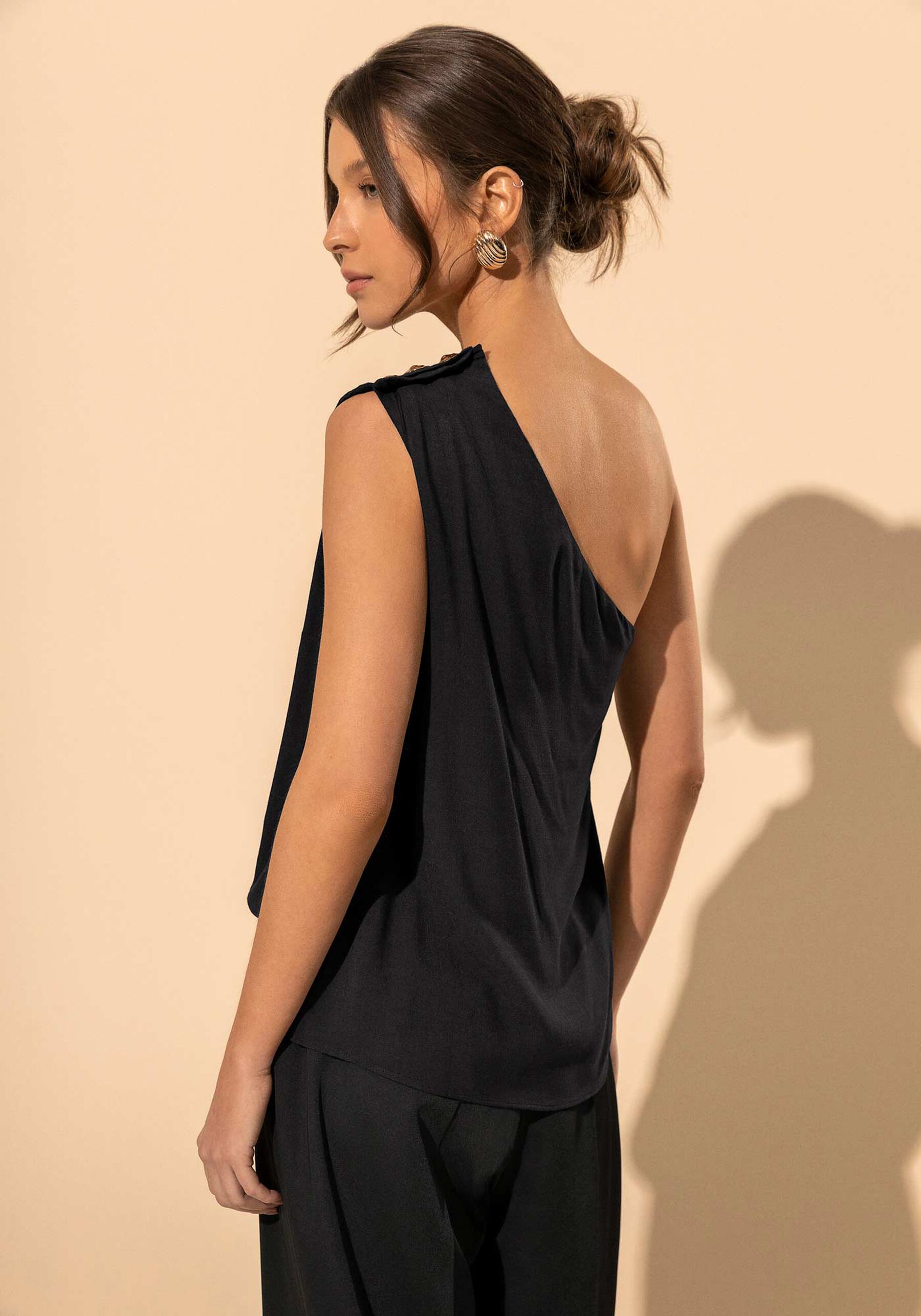 Blusa Fluida De Um Ombro Só Com Enfeites Metalizados, PRETO. Blusa Fluida De Um Ombro Só Com Enfeites Metalizados, PRETO, large.